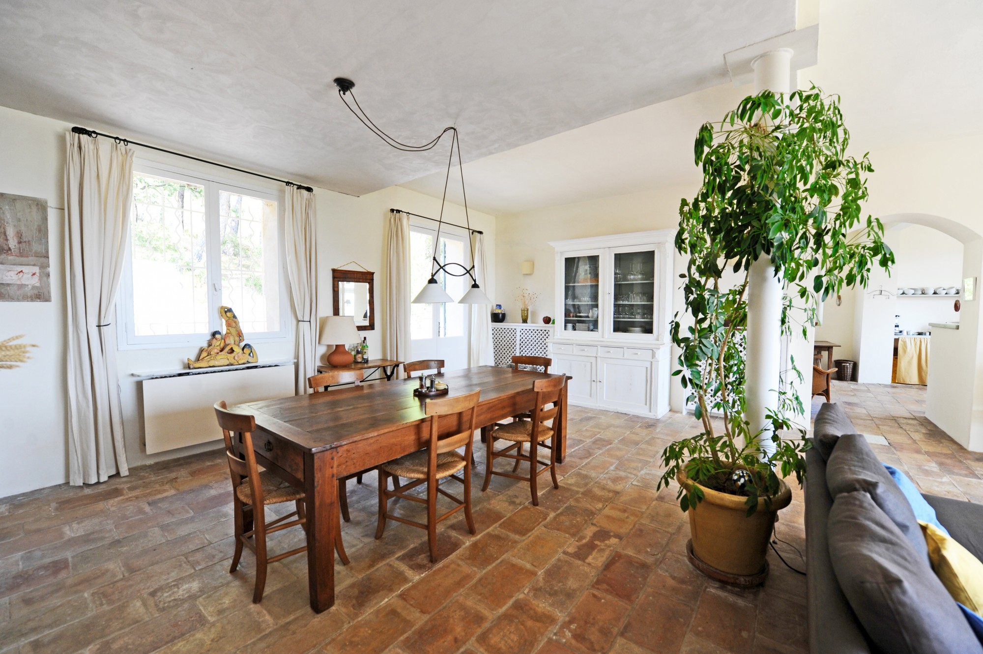 En position dominante, maison en pierres avec piscine et vues   