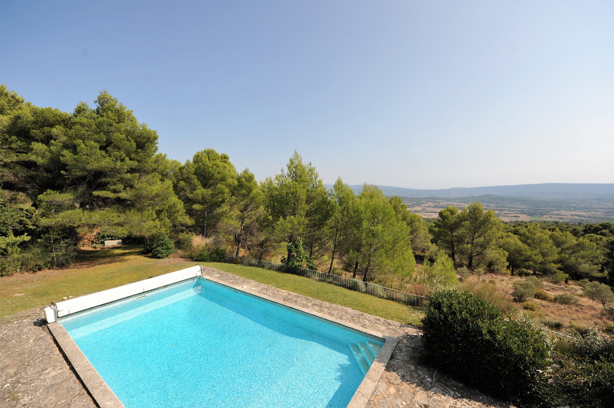 En position dominante, maison en pierres avec piscine et vues   