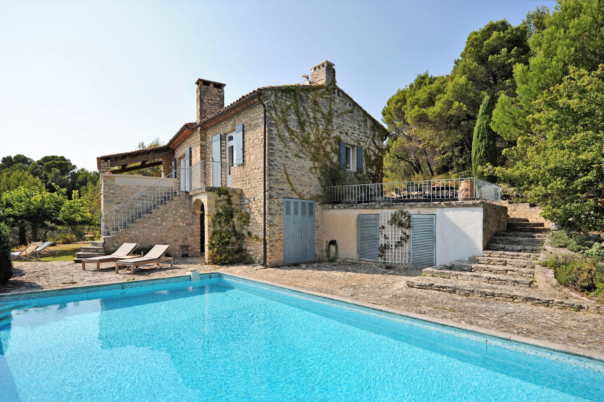 En position dominante, maison en pierres avec piscine et vues   