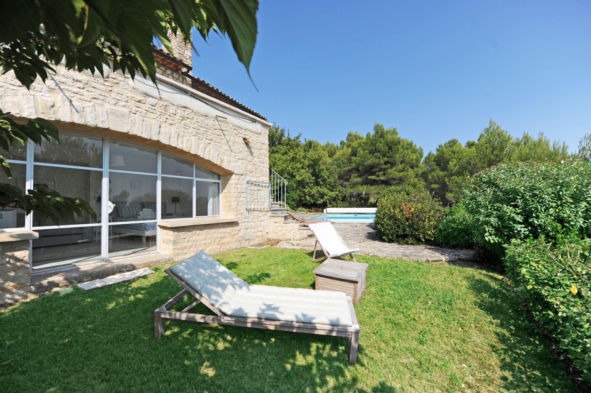 En position dominante, maison en pierres avec piscine et vues   