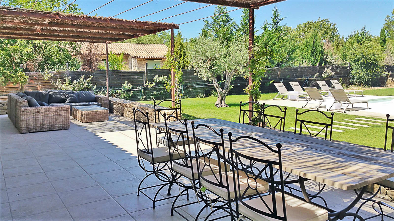 Location à Gordes, belle maison en pierres avec piscine chauffée    