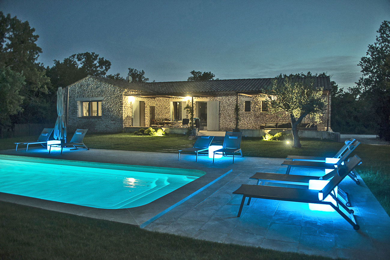 Location à Gordes, belle maison en pierres avec piscine chauffée    