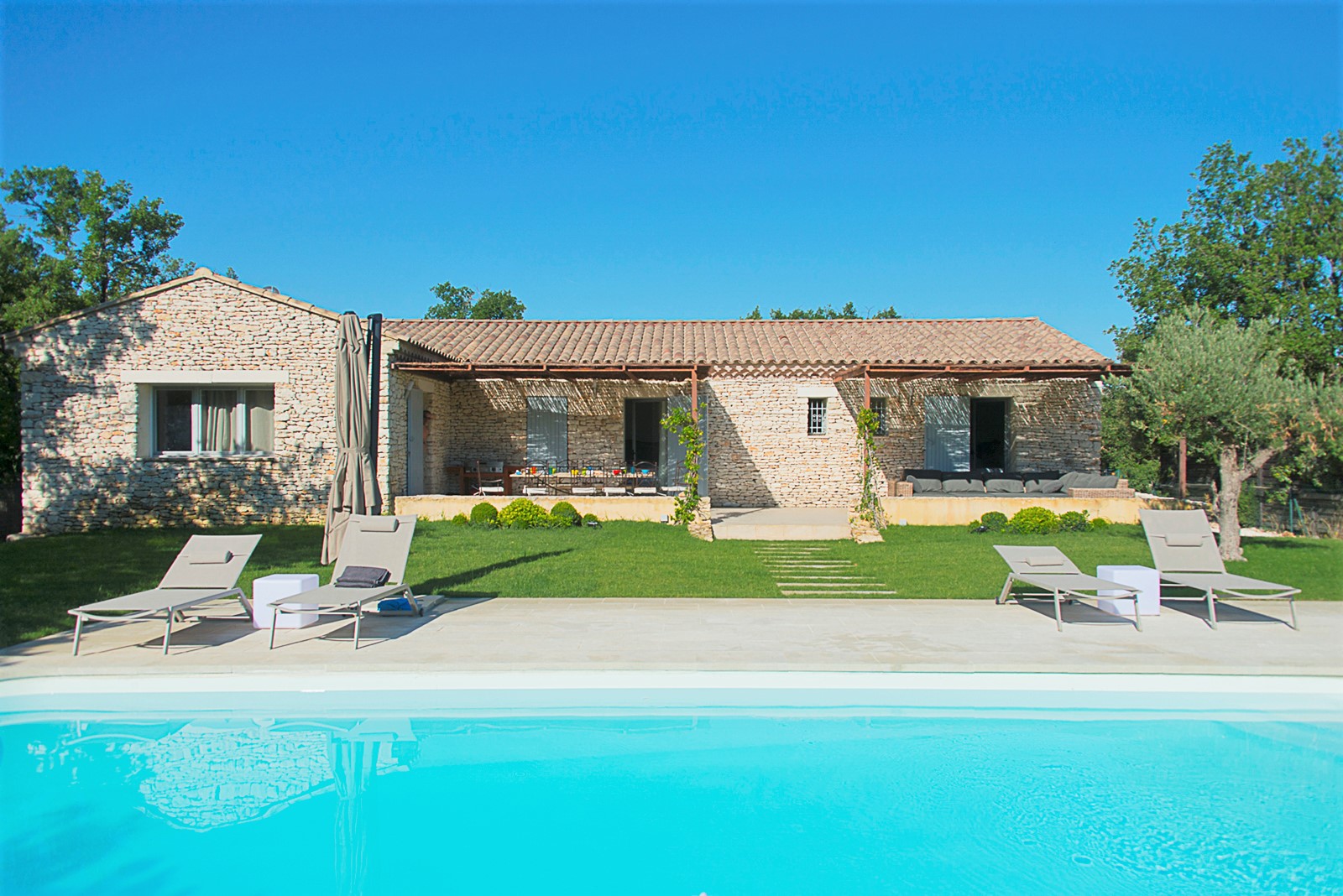 Location à Gordes, belle maison en pierres avec piscine chauffée    
