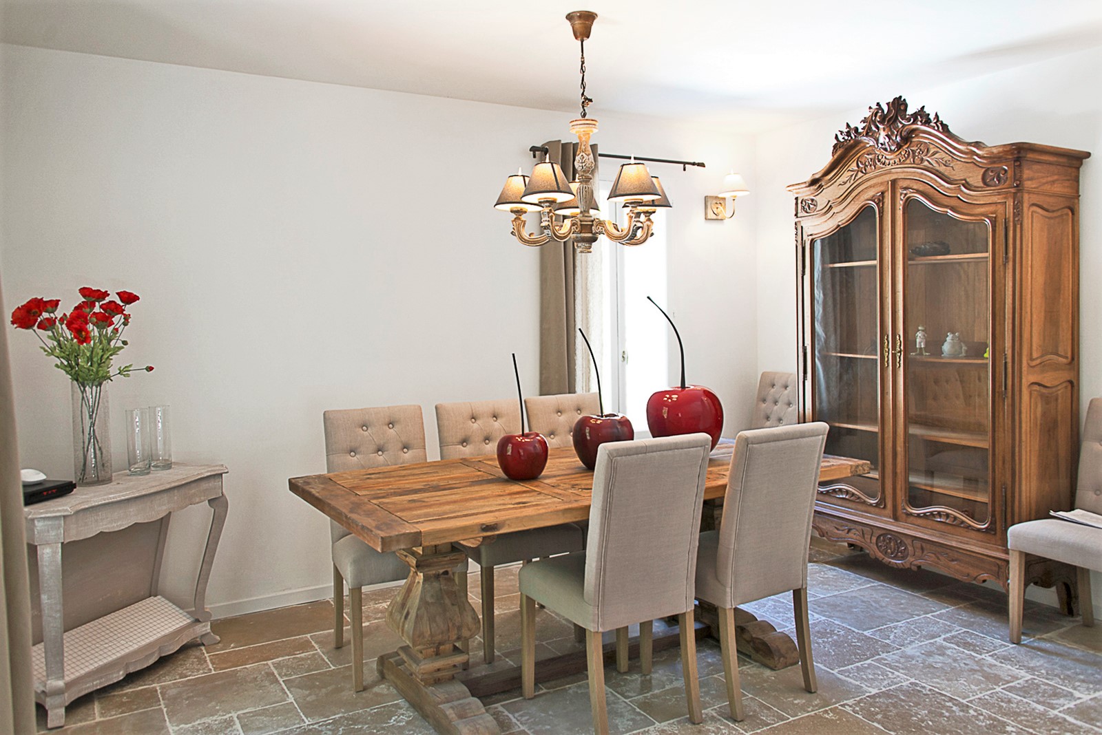 Location à Gordes, belle maison en pierres avec piscine chauffée    