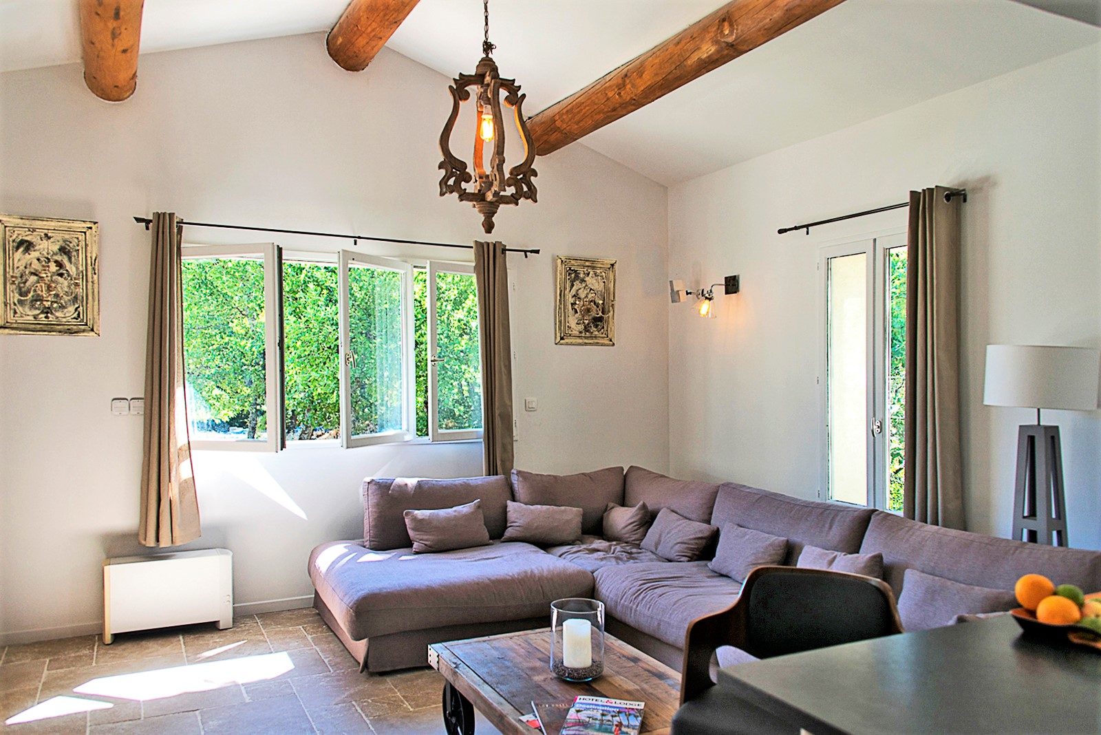Location à Gordes, belle maison en pierres avec piscine chauffée    