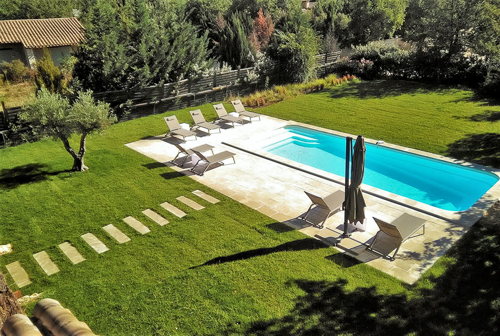 Location à Gordes, belle maison en pierres avec piscine chauffée    