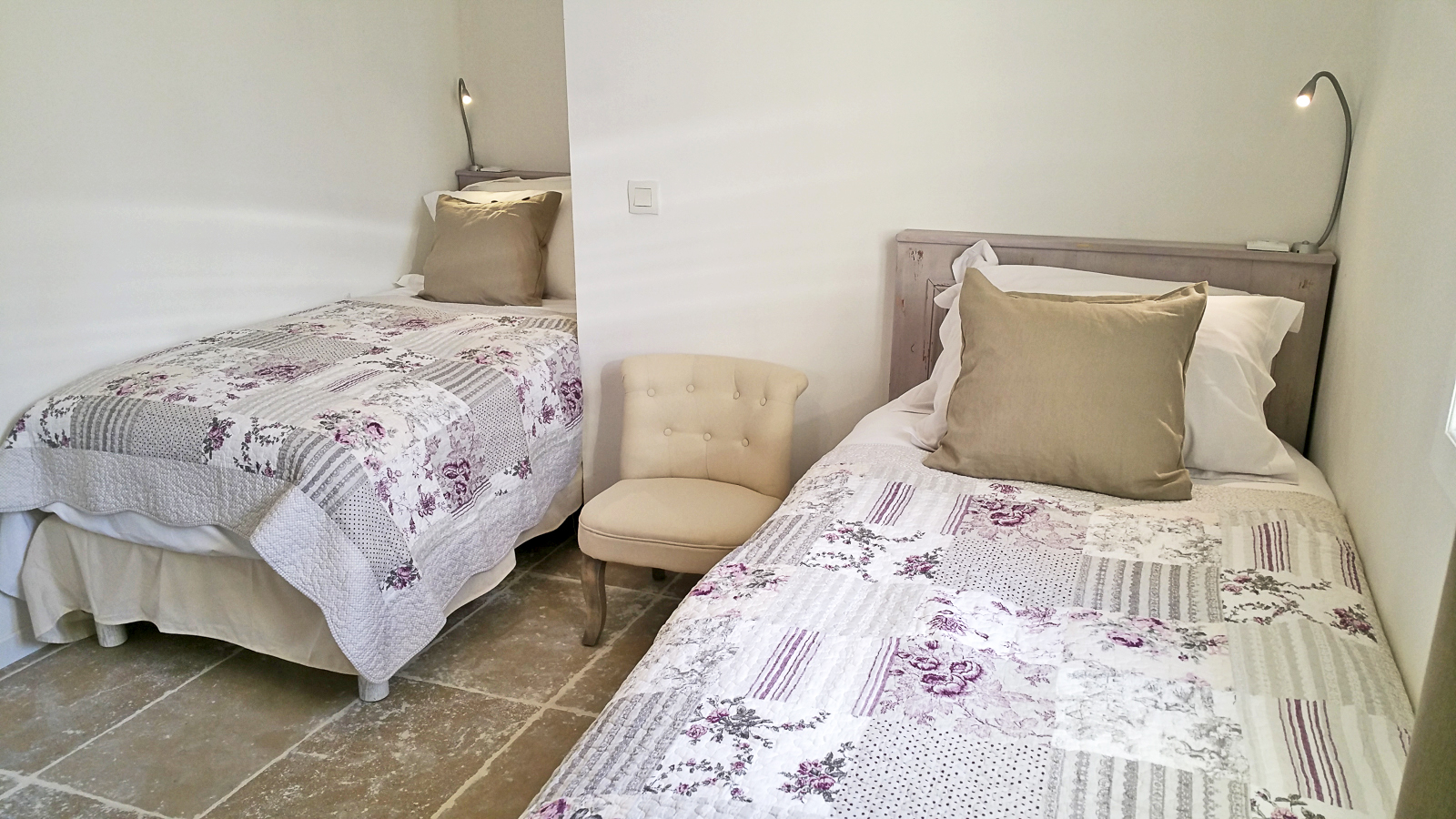 Location à Gordes, belle maison en pierres avec piscine chauffée    