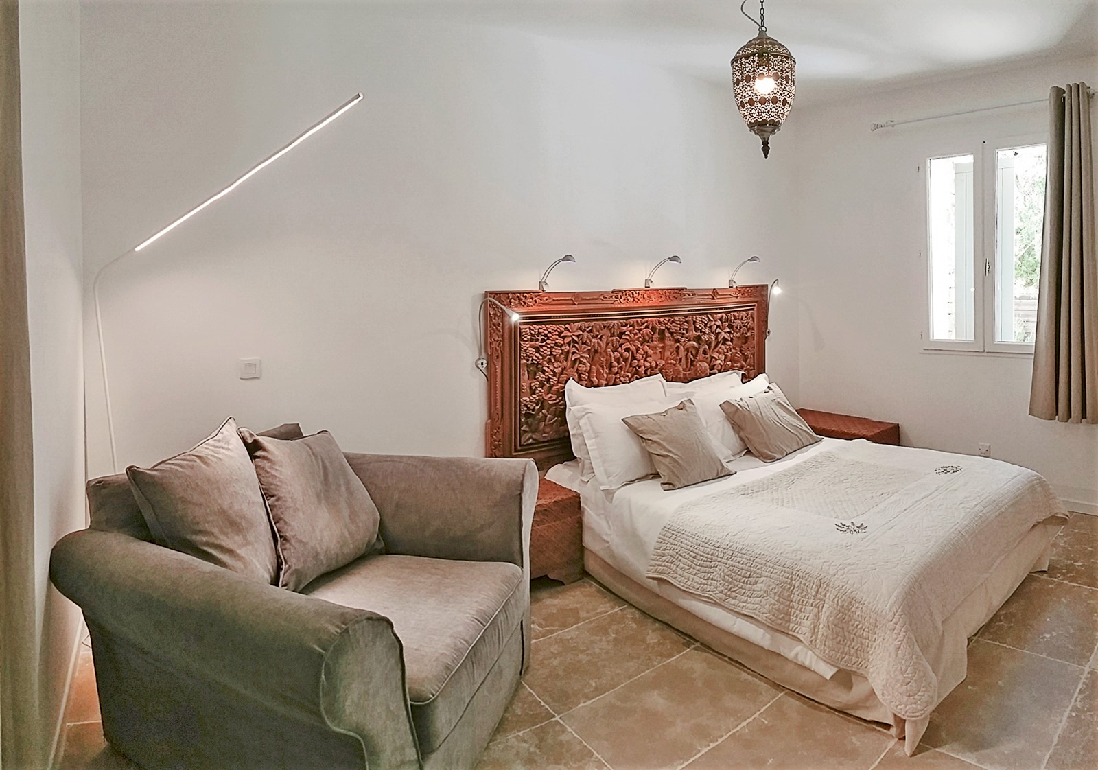 Location à Gordes, belle maison en pierres avec piscine chauffée    