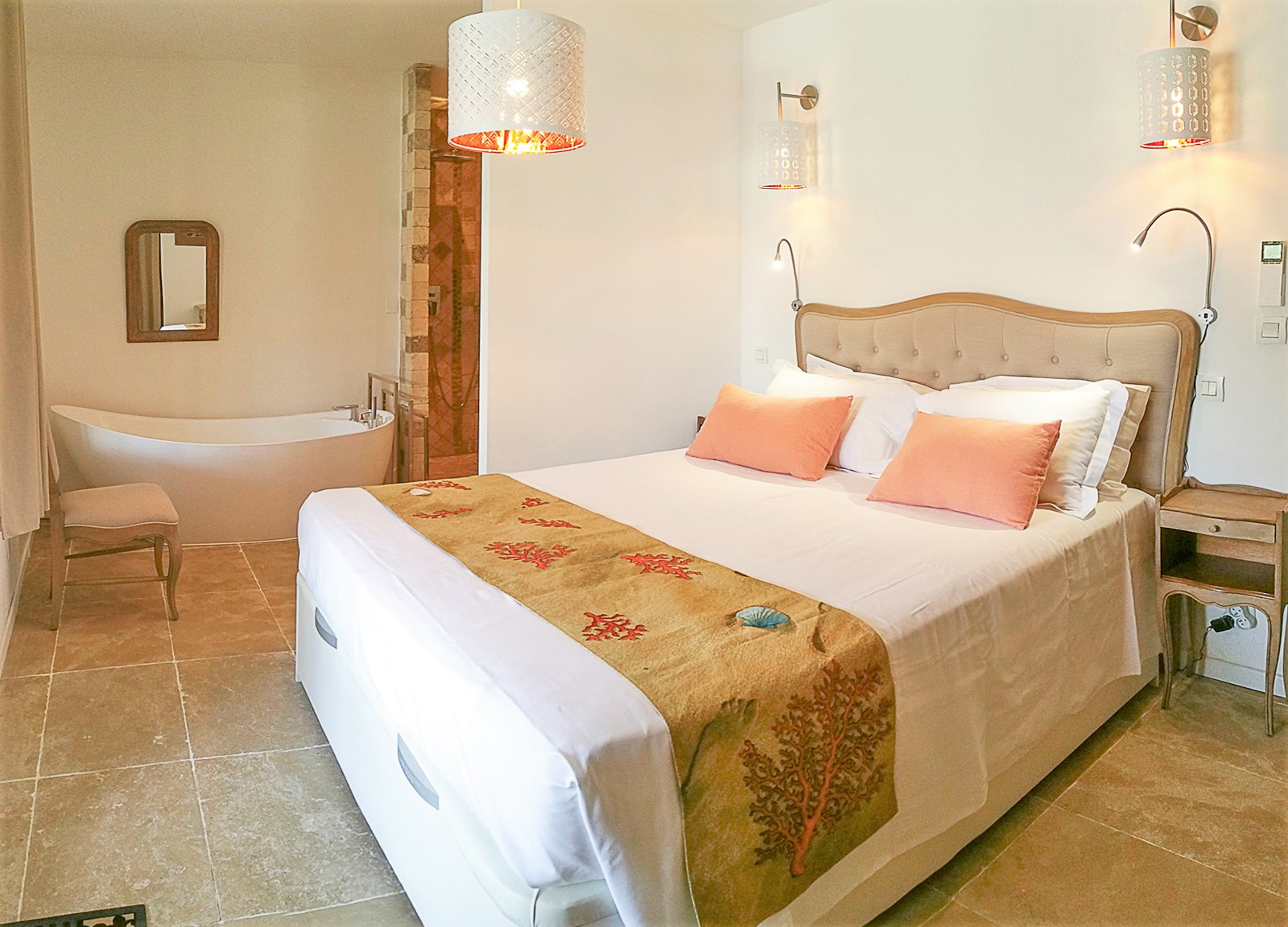 Location à Gordes, belle maison en pierres avec piscine chauffée    
