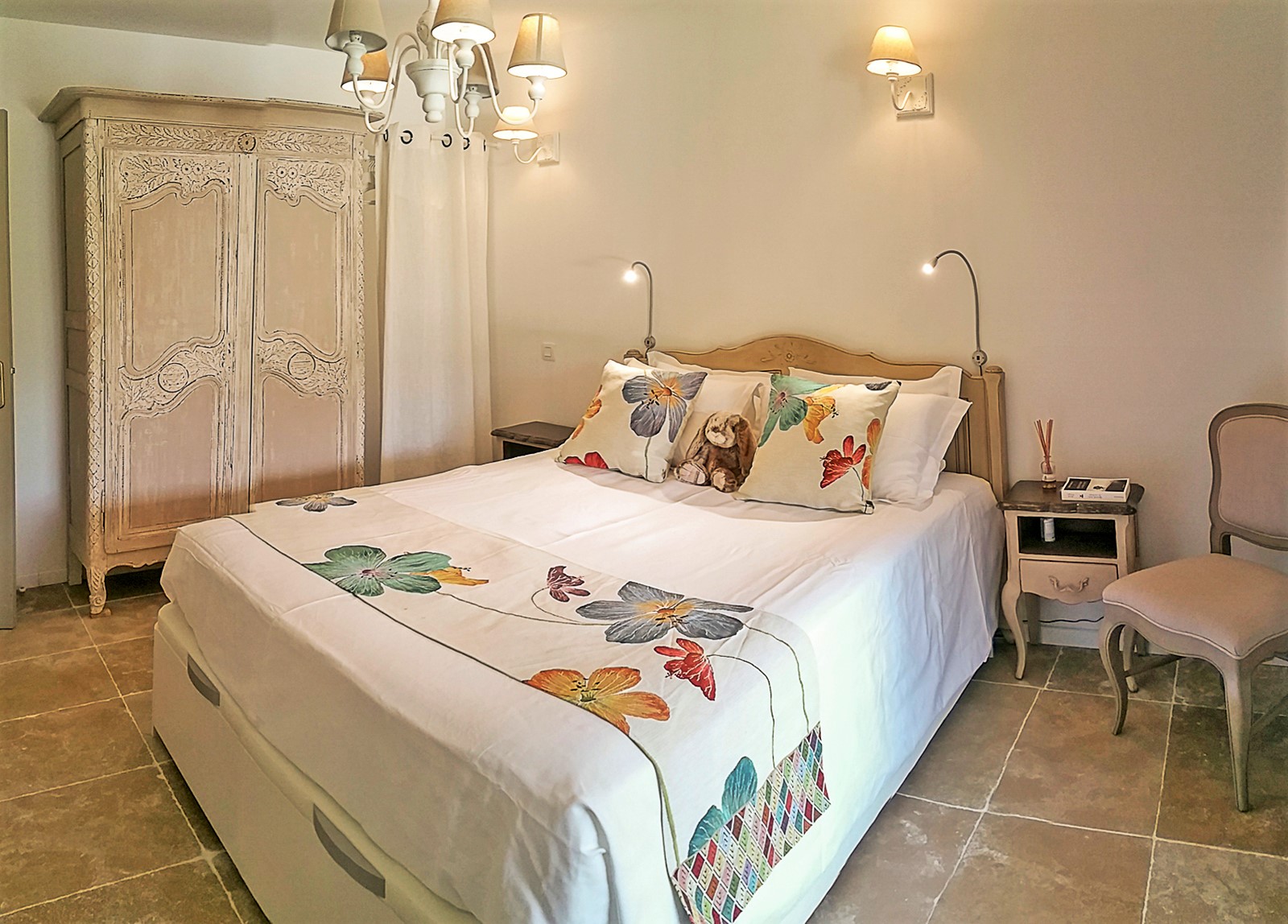 Location à Gordes, belle maison en pierres avec piscine chauffée    