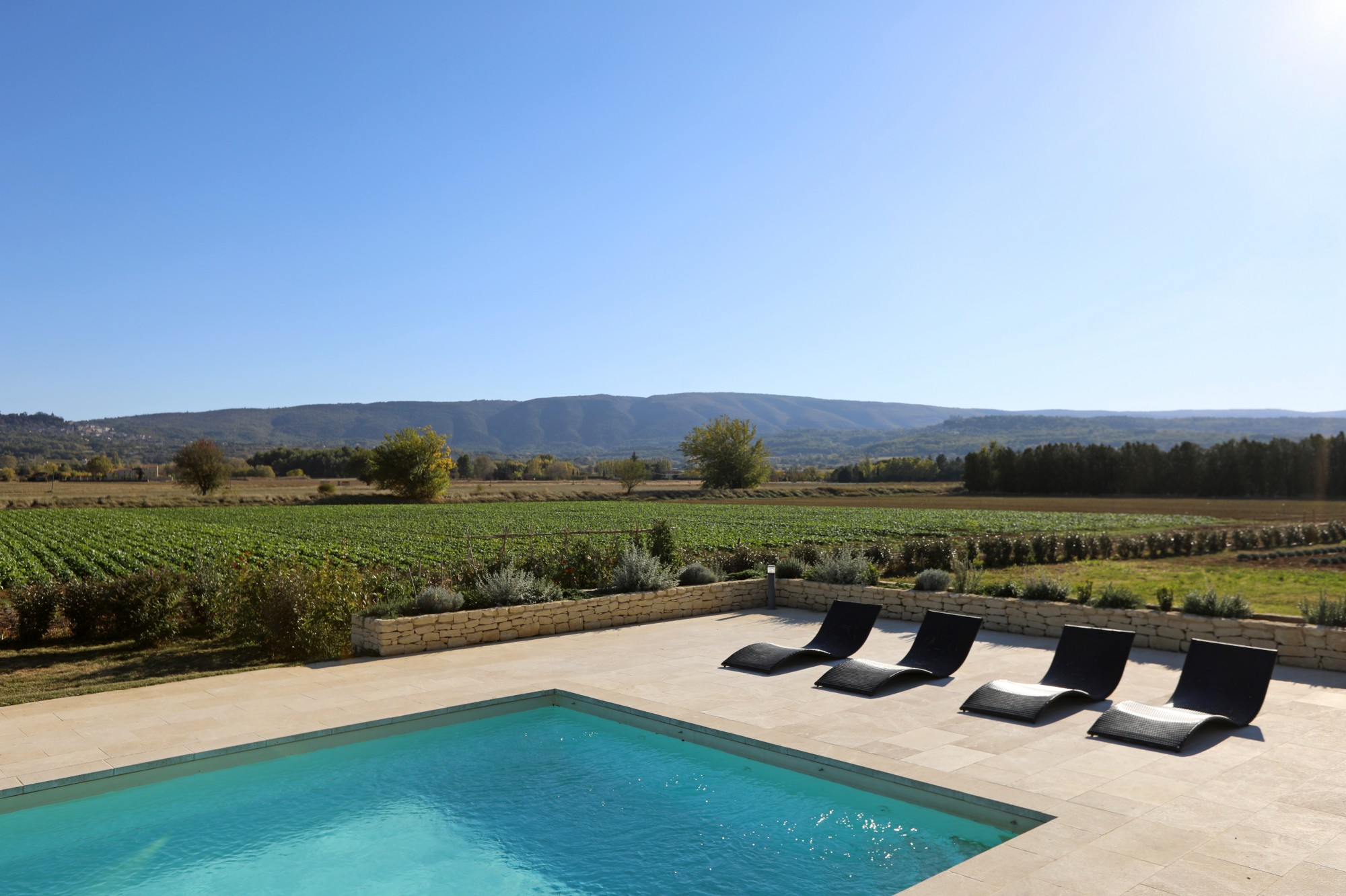 Location à Bonnieux, propriété de famille rénovée avec goût   