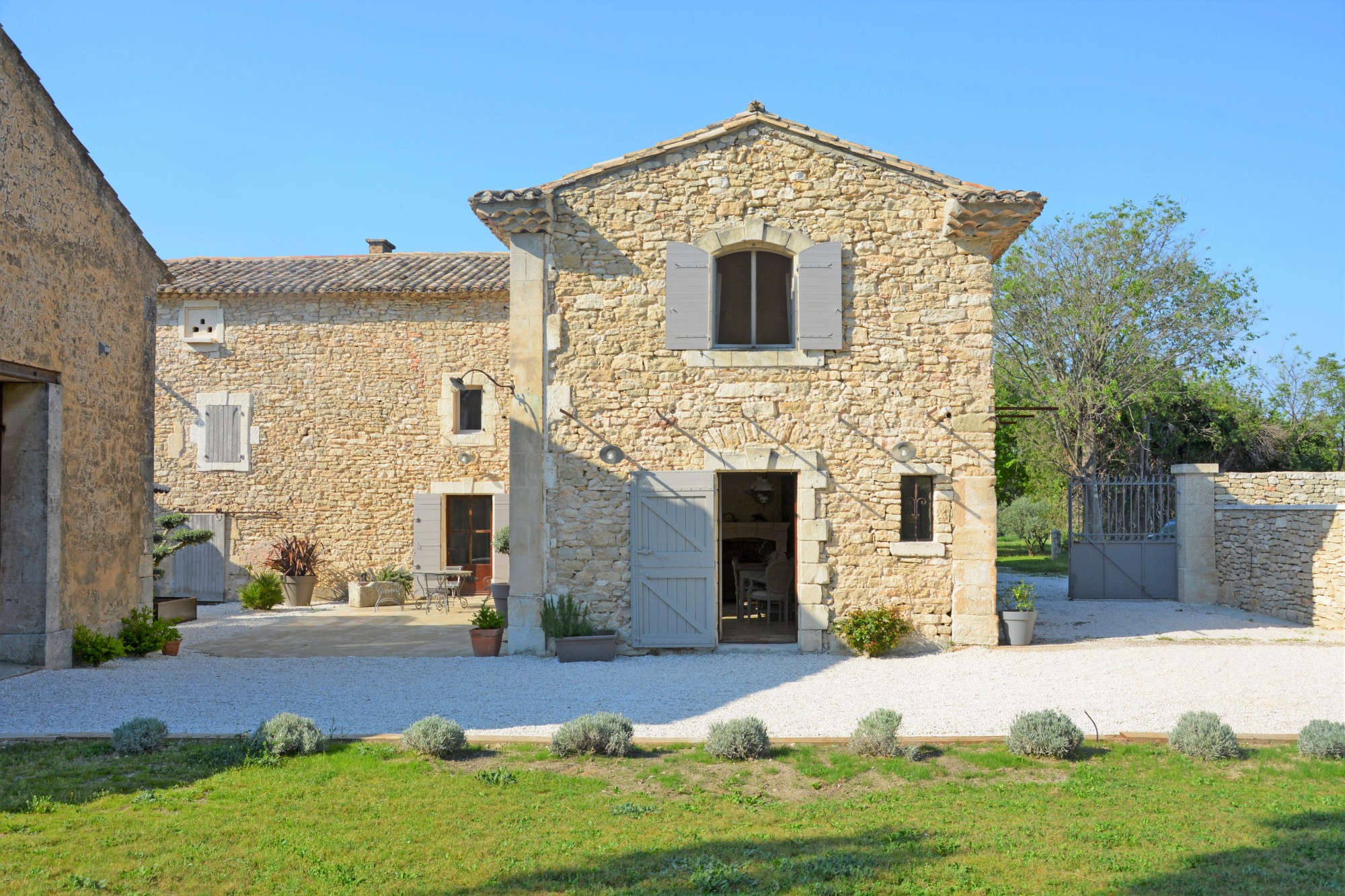 Location à Ménerbes, ancien mas rénové avec goût au cœur du Luberon   