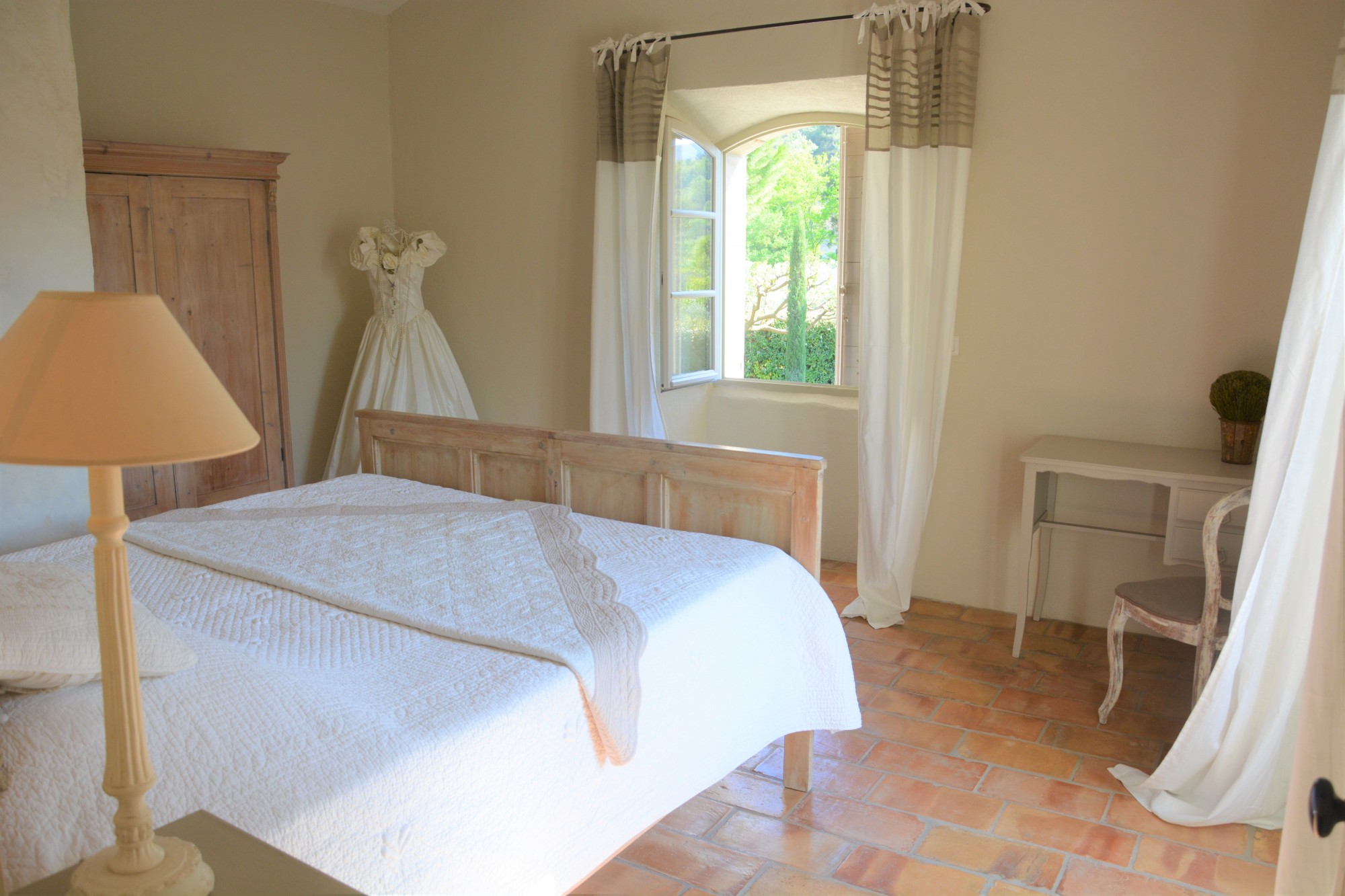 Location à Ménerbes, ancien mas rénové avec goût au cœur du Luberon   