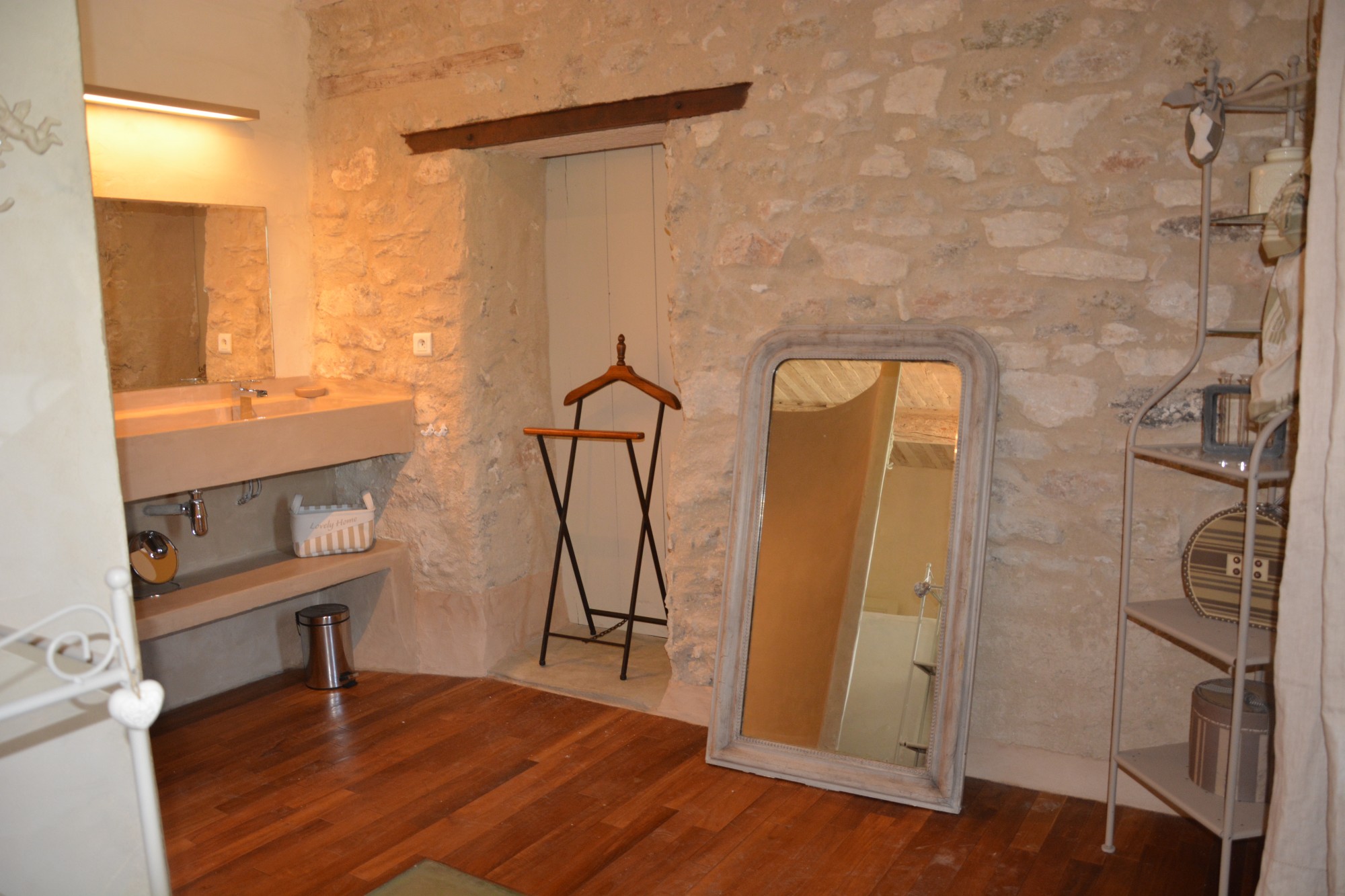 Location à Ménerbes, ancien mas rénové avec goût au cœur du Luberon   
