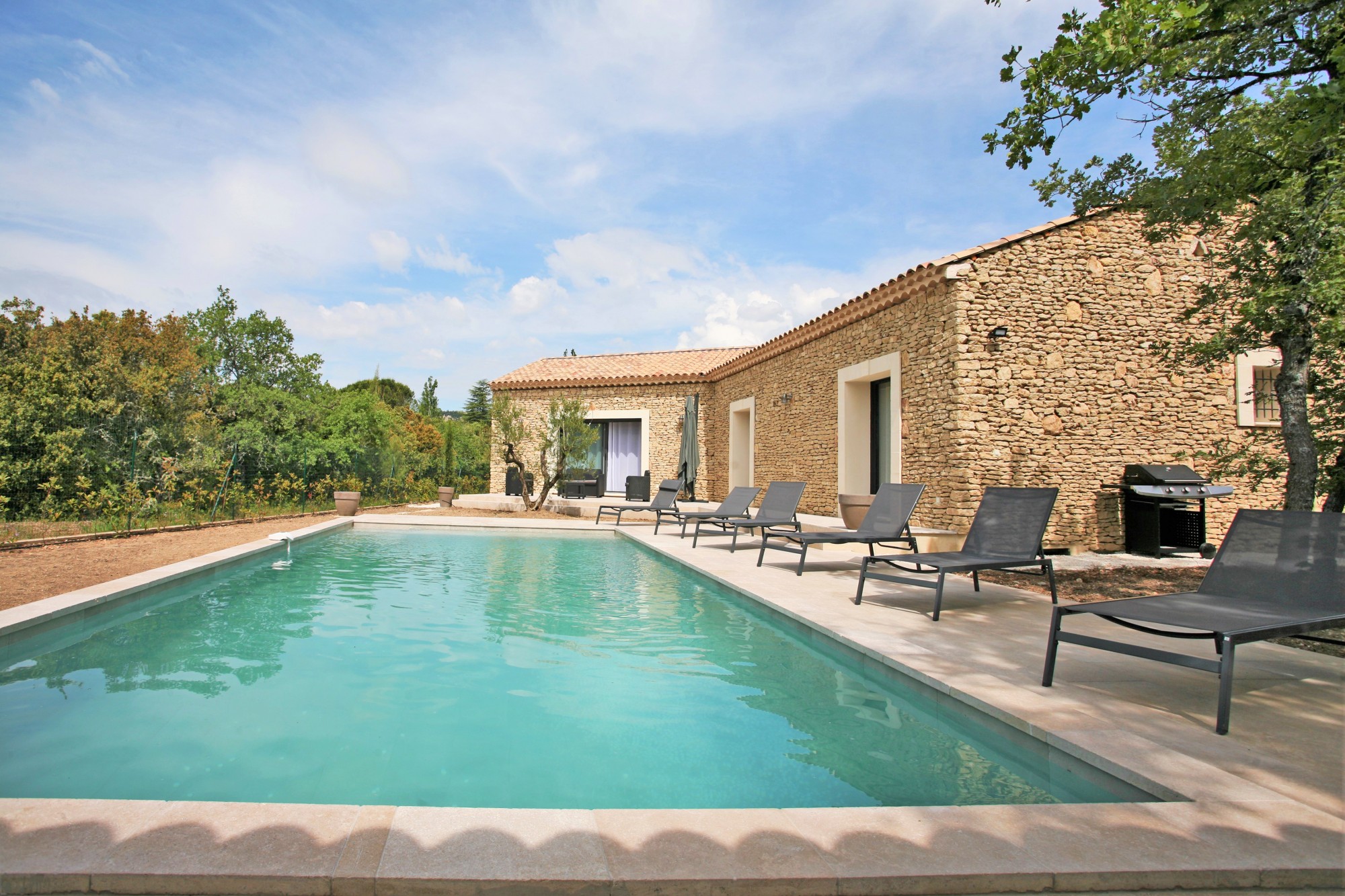 Gordes, location saisonnière en Luberon, belle villa récente au calme, entièrement climatisée   