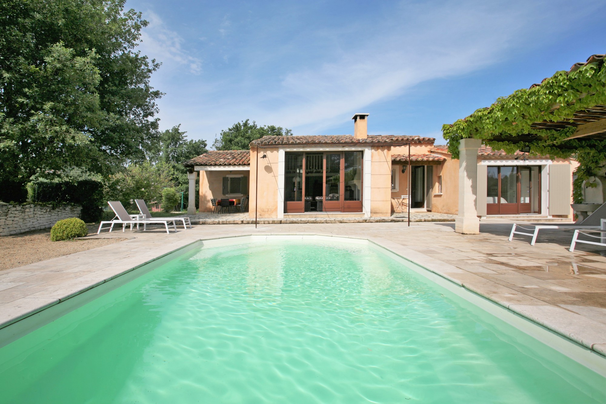 Location à Roussillon, au calme, ravissante maison récente avec piscine    