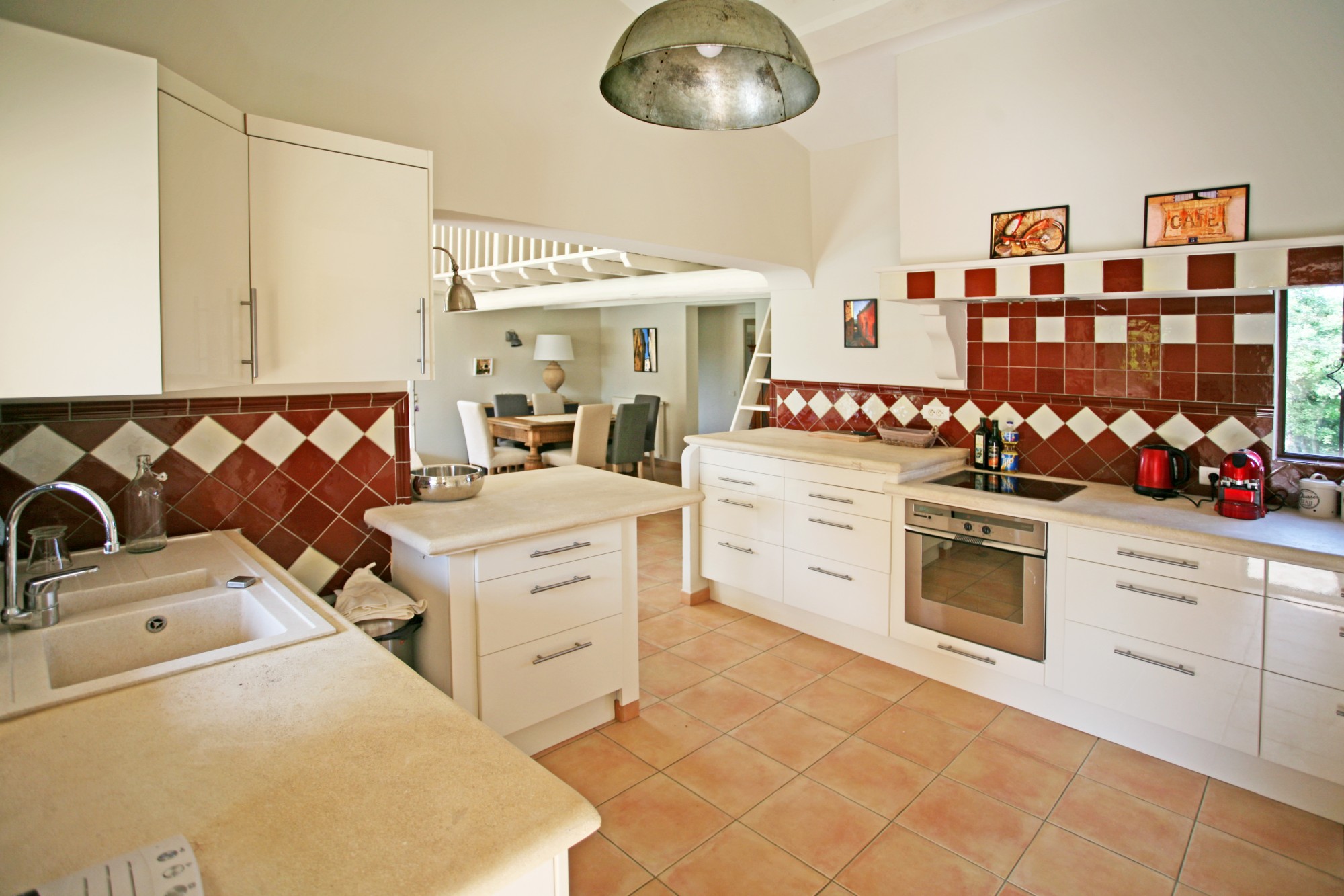 Location à Roussillon, au calme, ravissante maison récente avec piscine    