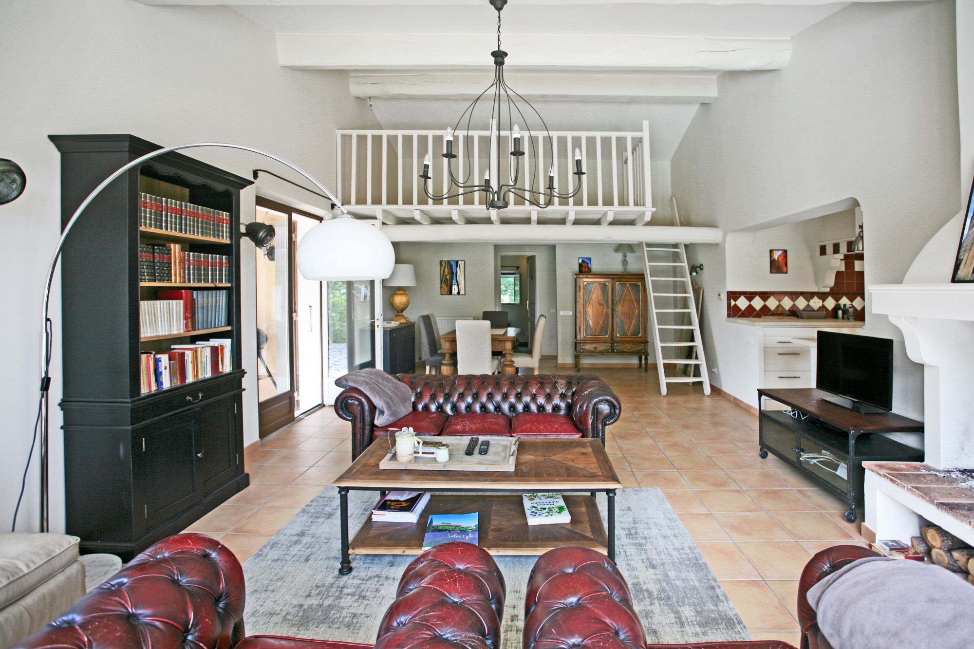 Location à Roussillon, au calme, ravissante maison récente avec piscine    