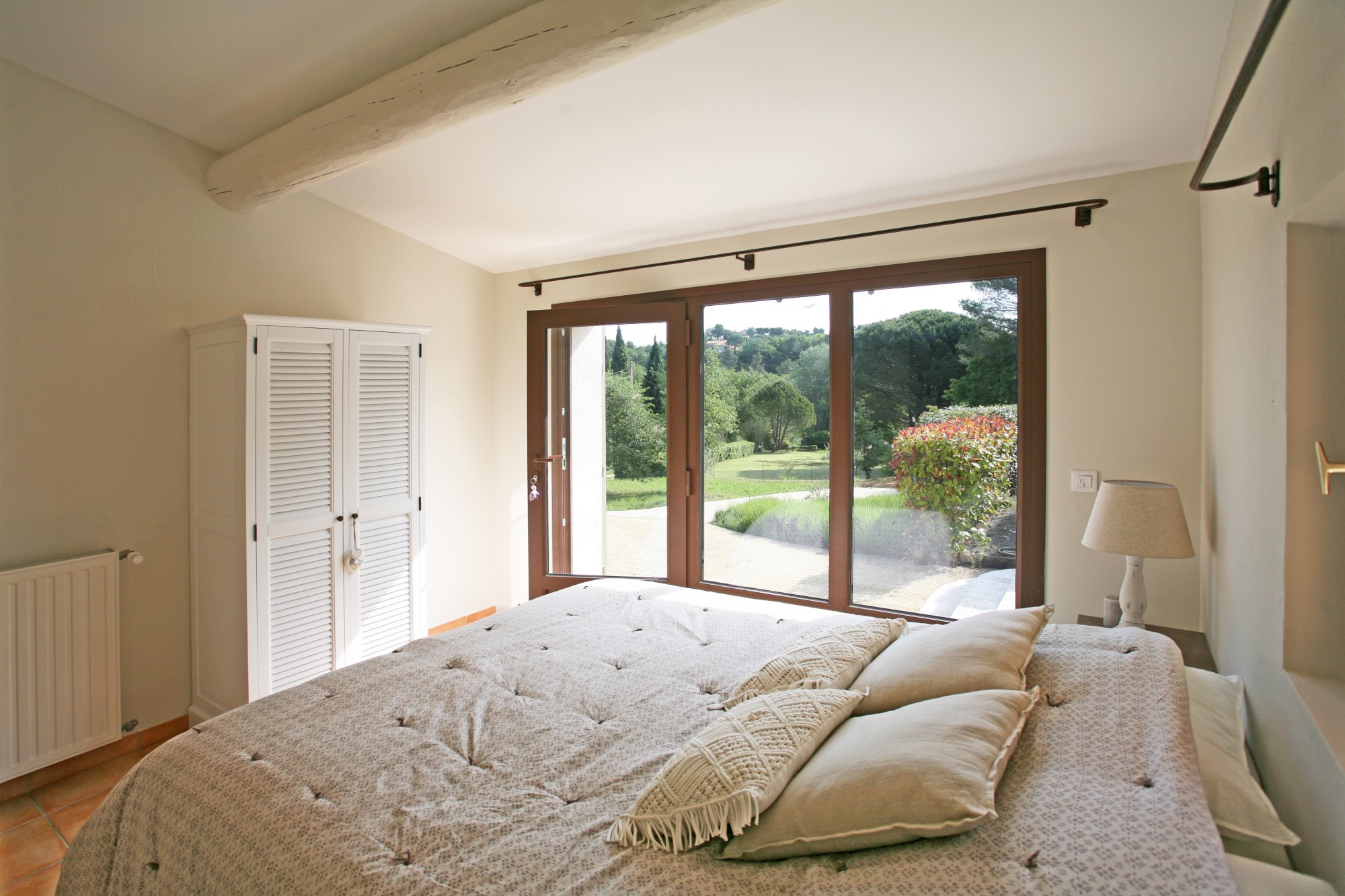 Location à Roussillon, au calme, ravissante maison récente avec piscine    