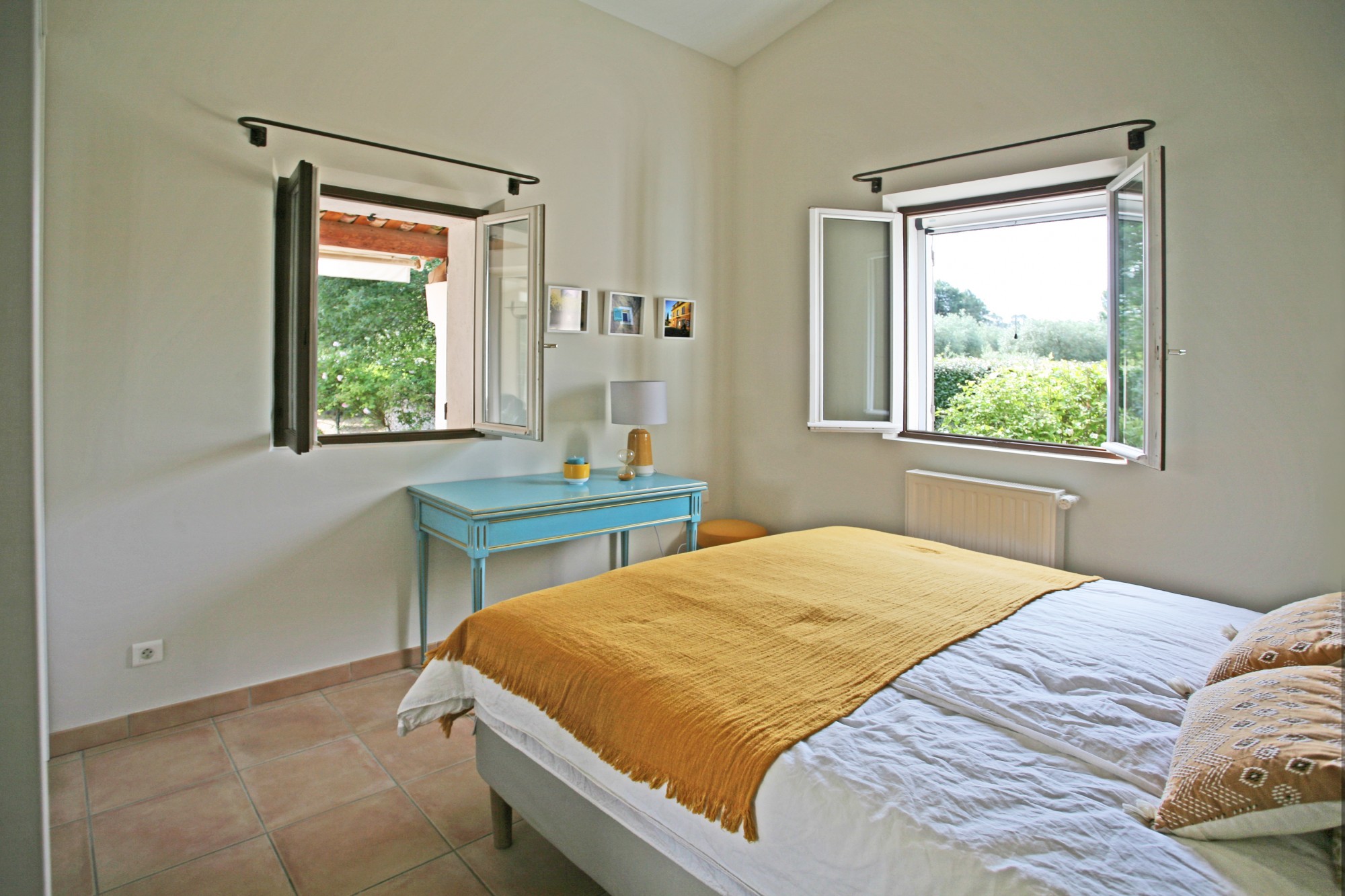 Location à Roussillon, au calme, ravissante maison récente avec piscine    