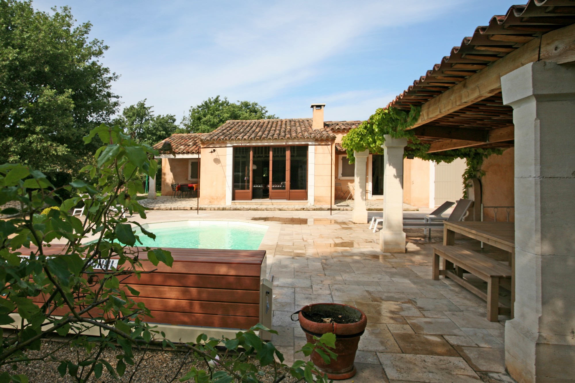 Location à Roussillon, au calme, ravissante maison récente avec piscine    