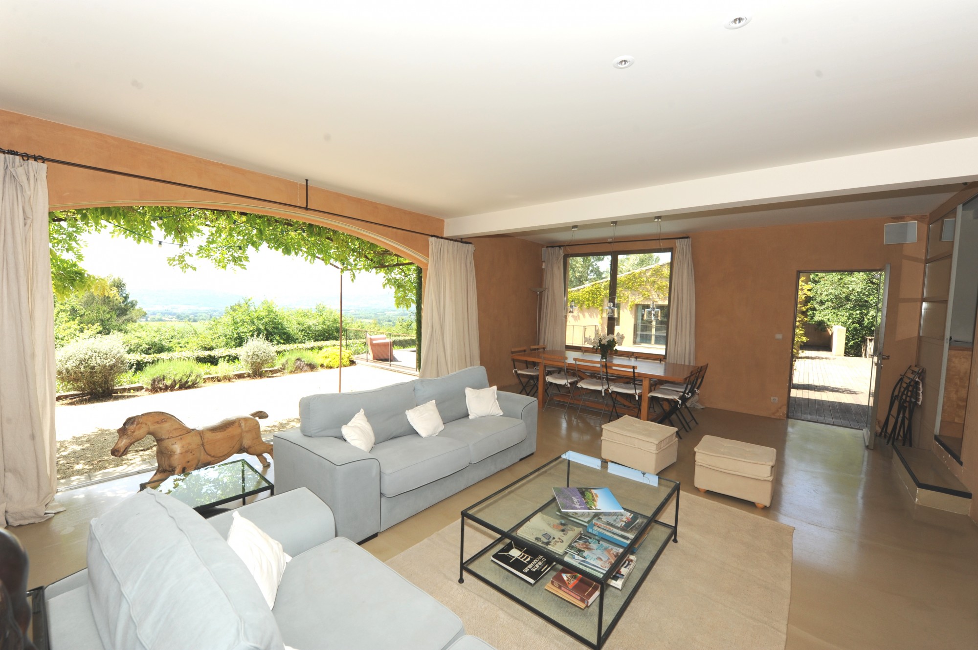 Dans le Luberon, à Roussillon, Grande maison contemporaine magnifiquement située dans les Ocres   