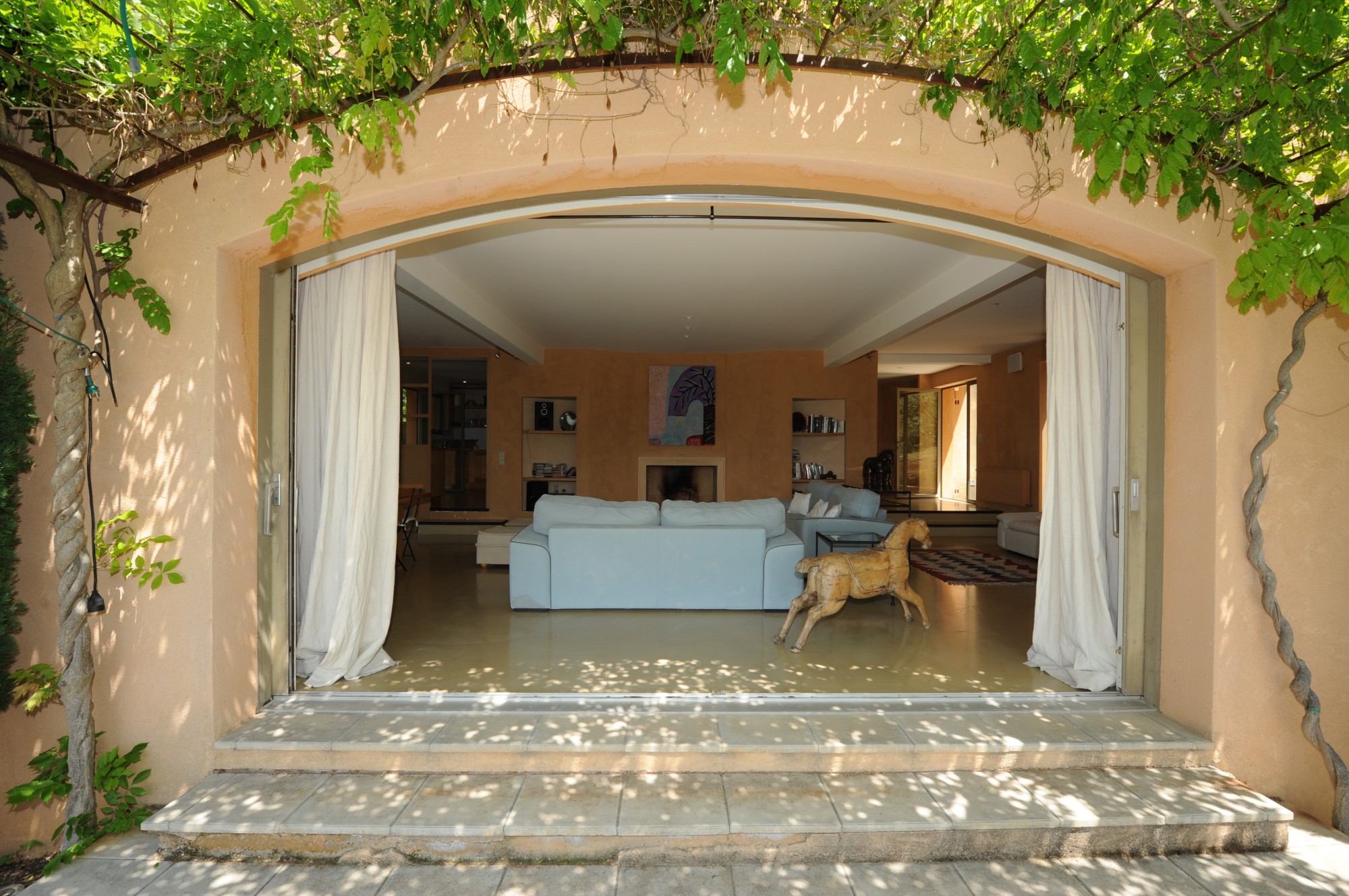 Dans le Luberon, à Roussillon, Grande maison contemporaine magnifiquement située dans les Ocres   