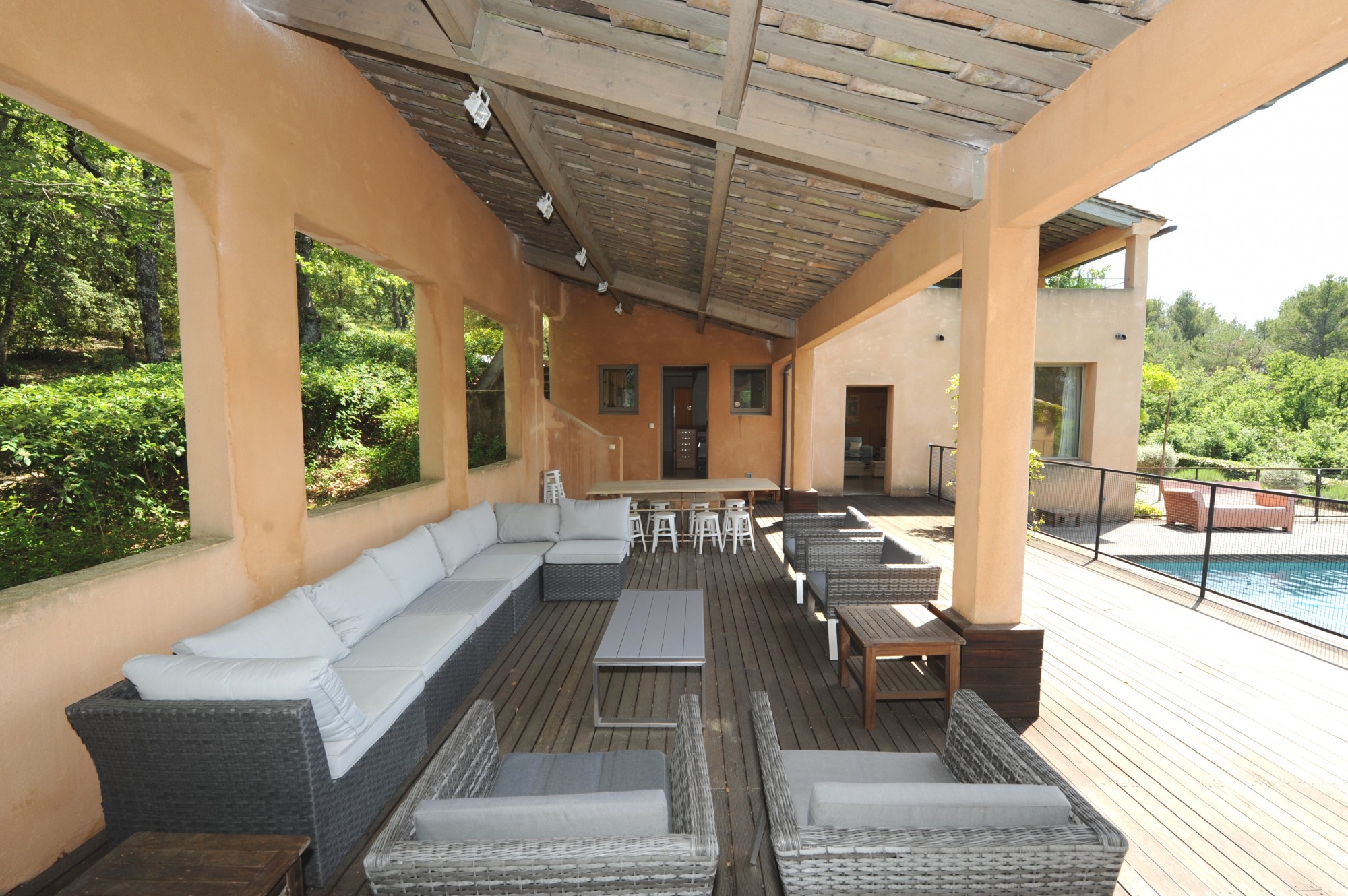 Dans le Luberon, à Roussillon, Grande maison contemporaine magnifiquement située dans les Ocres   