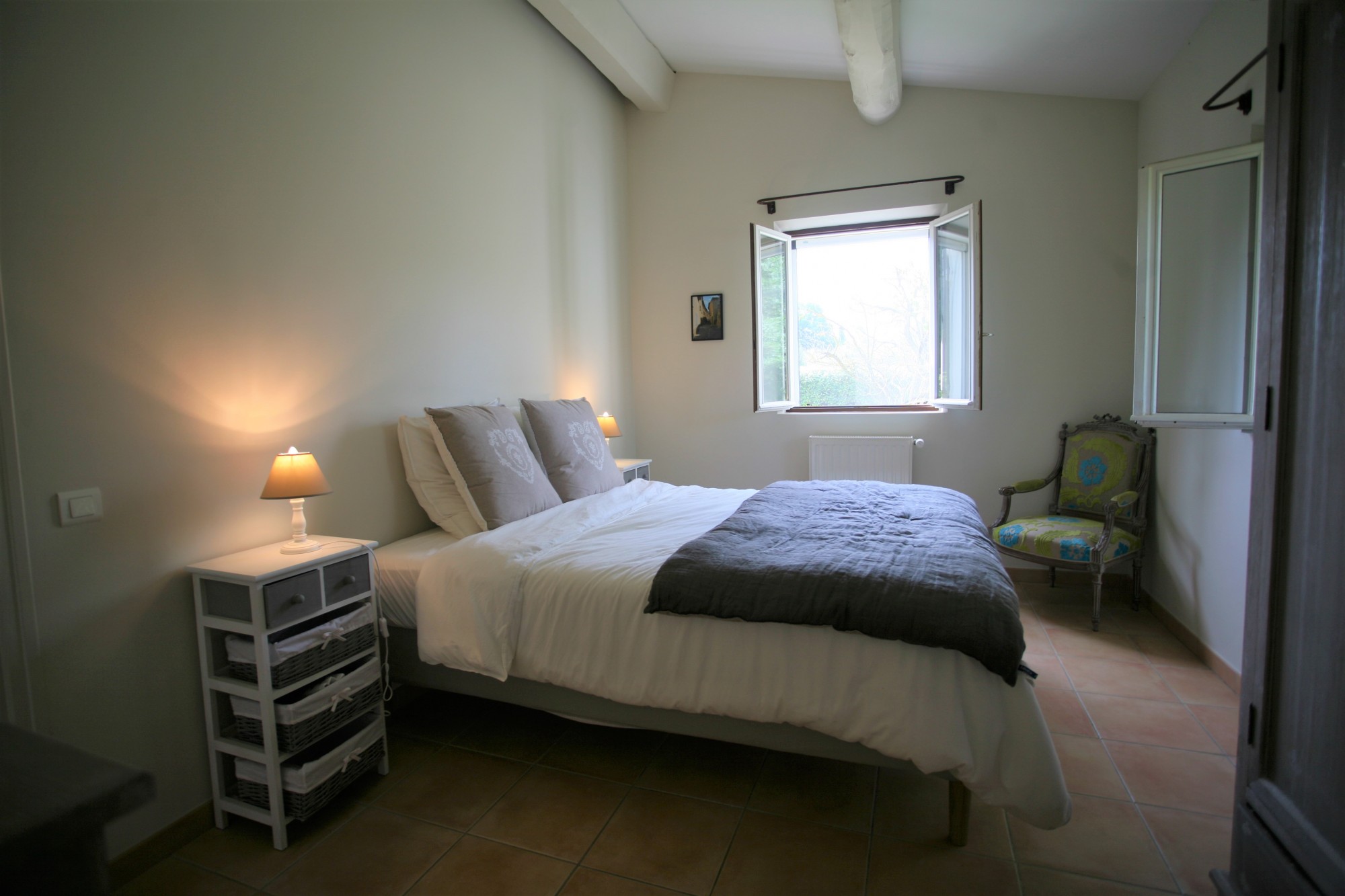 Location à Roussillon, au calme, ravissante maison récente avec piscine    