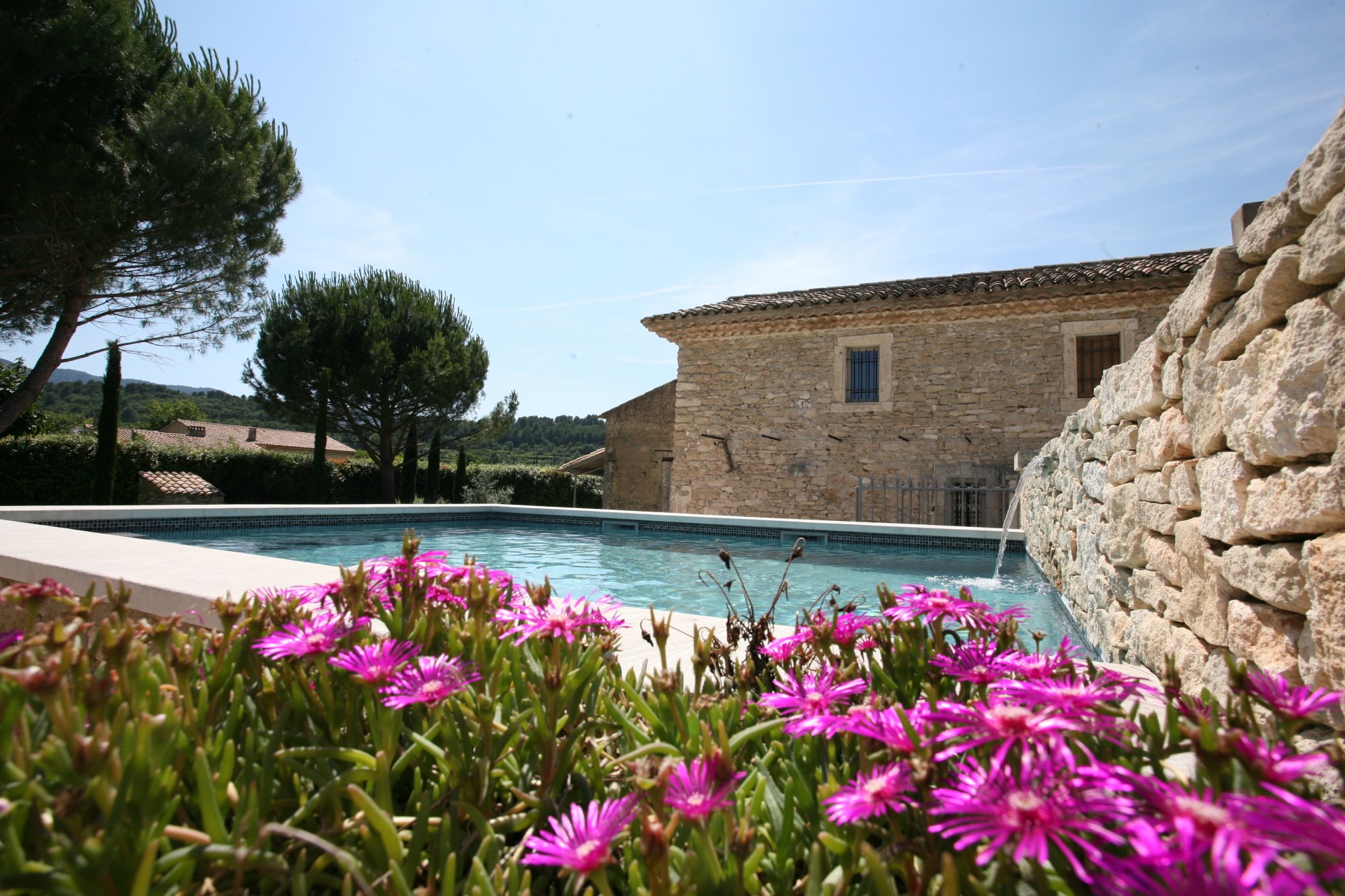 Location à Ménerbes, ancien mas rénové avec goût au cœur du Luberon   
