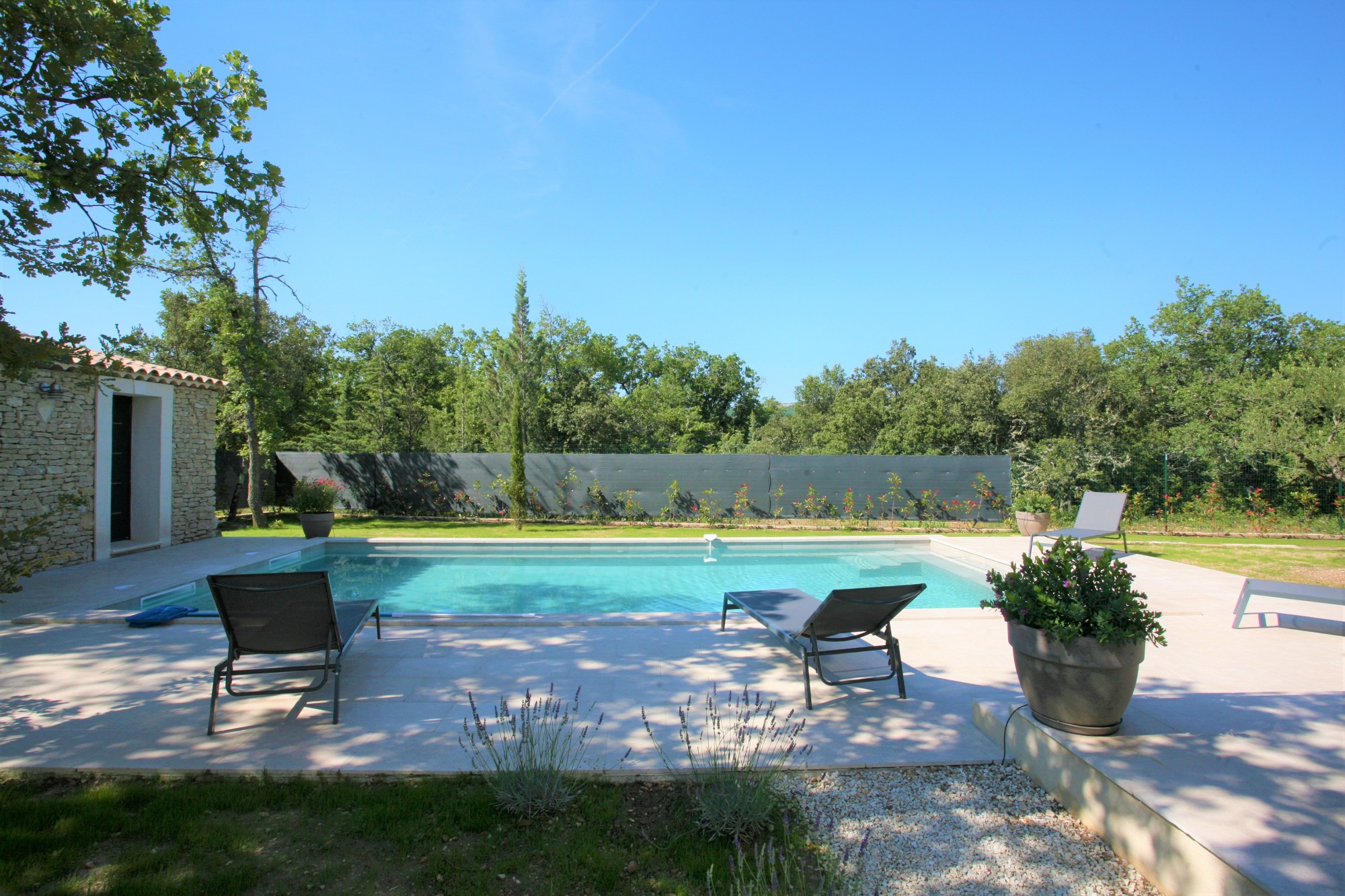 Gordes, location saisonnière en Luberon, belle villa récente au calme, entièrement climatisée   