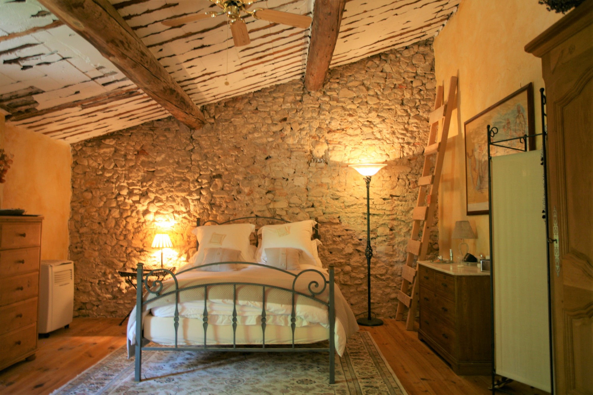 Villars en Provence, maison de hameau en location saisonnière    