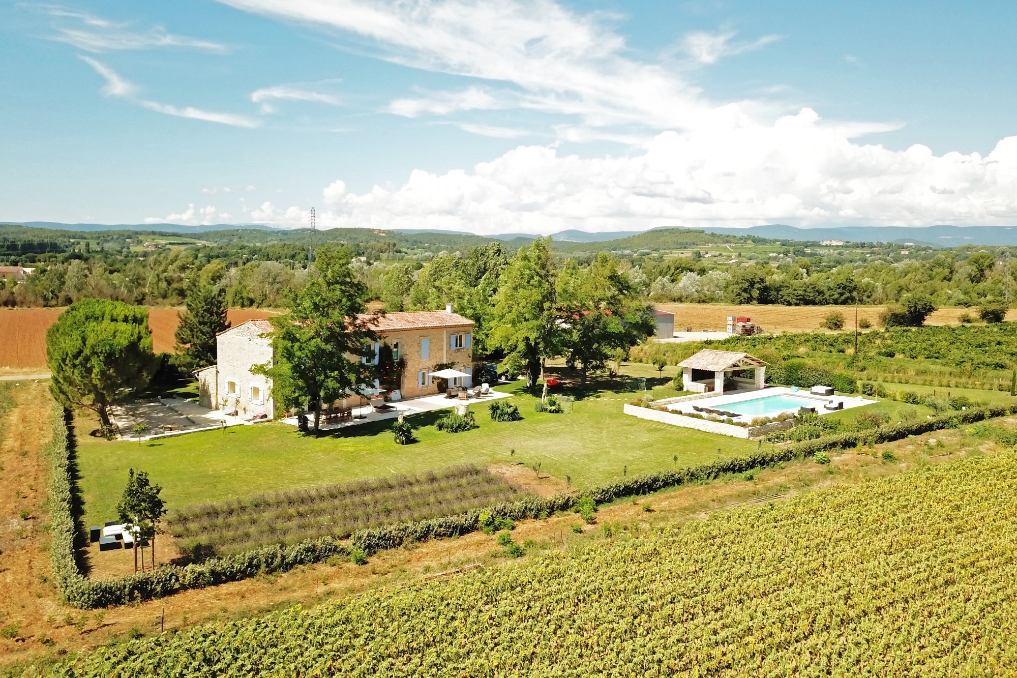 Location à Bonnieux, propriété de famille rénovée avec goût   