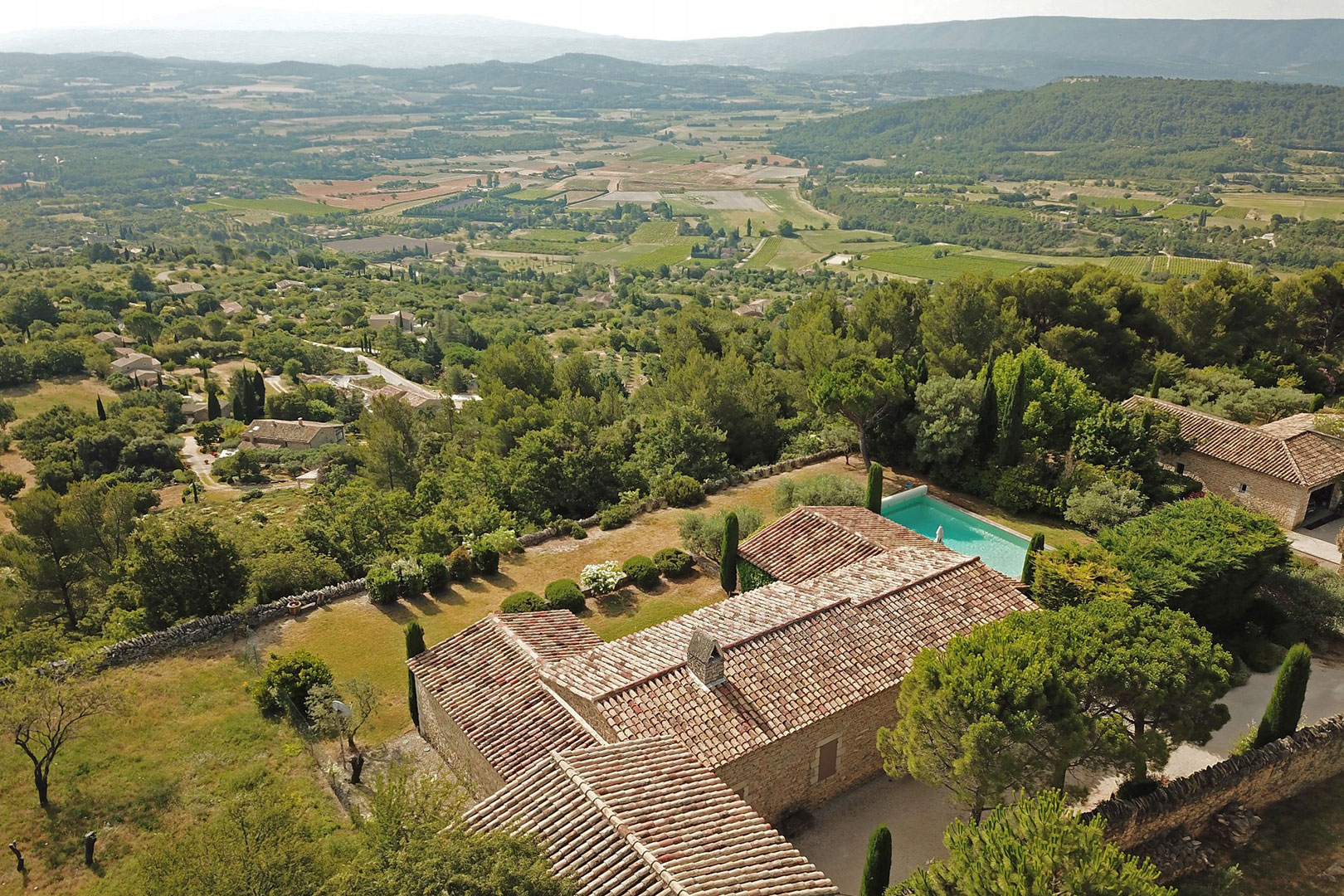 Gordes, maison de caractère en position dominante avec vue imprenable   