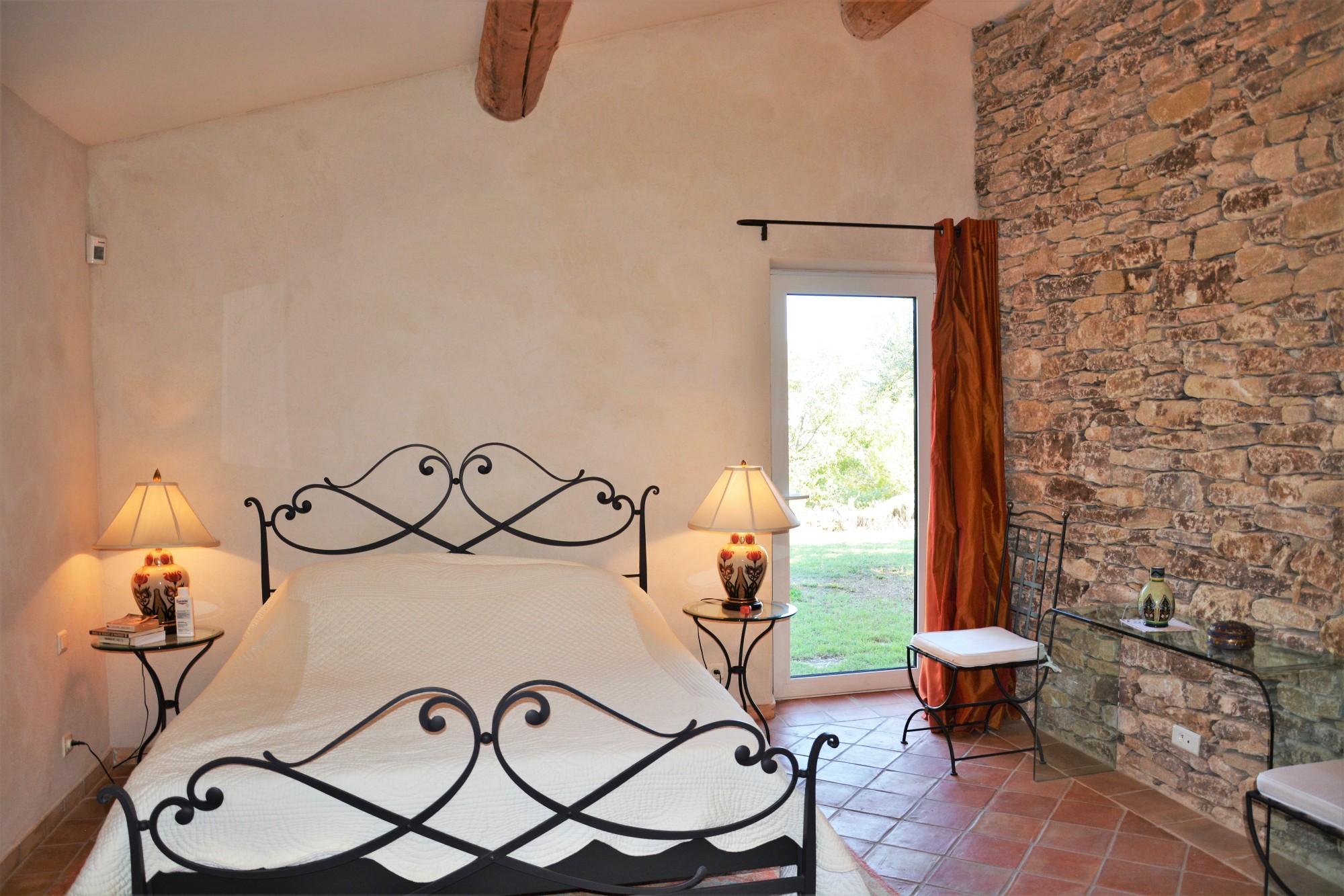 Gordes, maison de caractère en position dominante avec vue imprenable   
