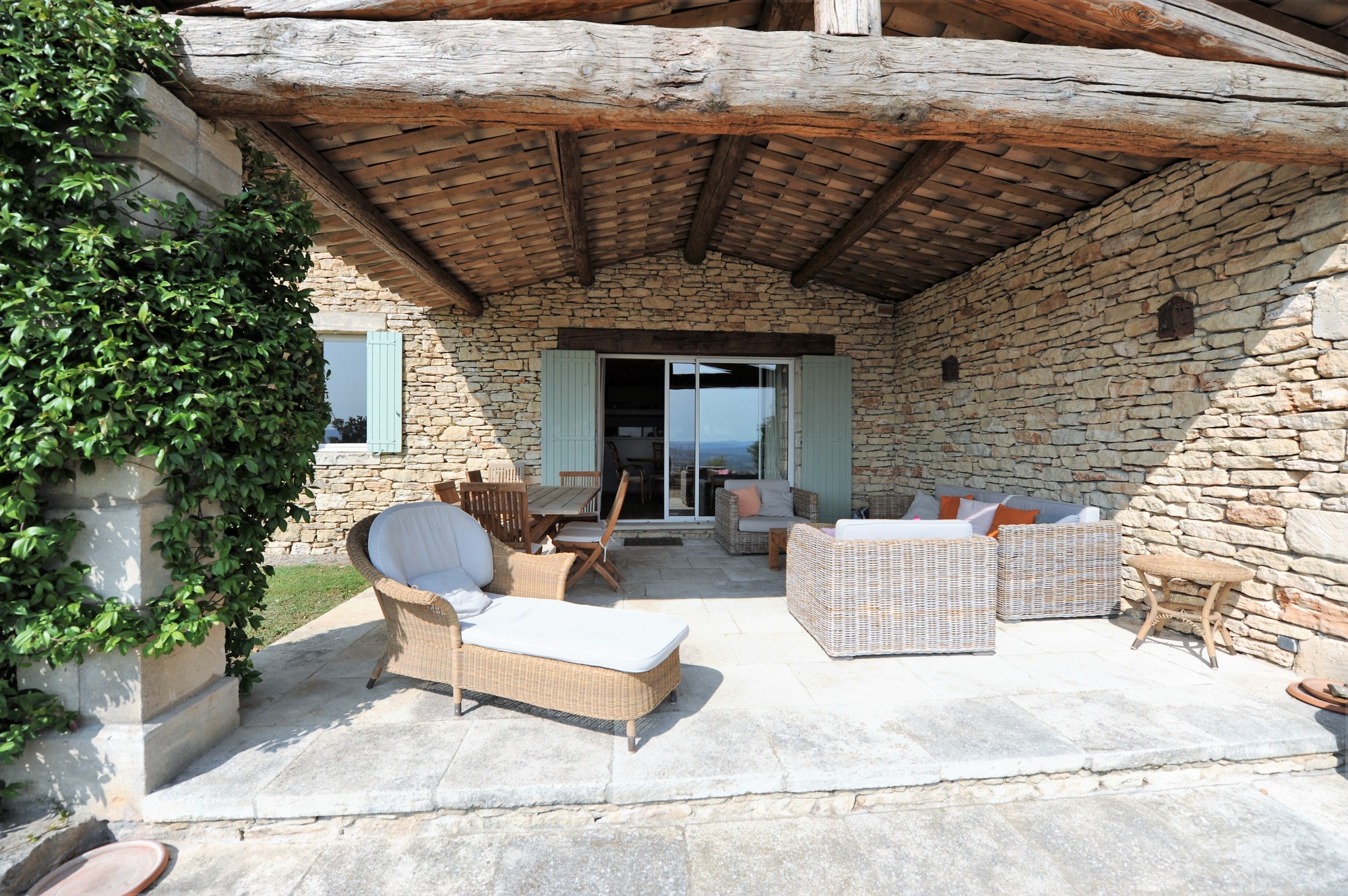 Gordes, maison de caractère en position dominante avec vue imprenable   