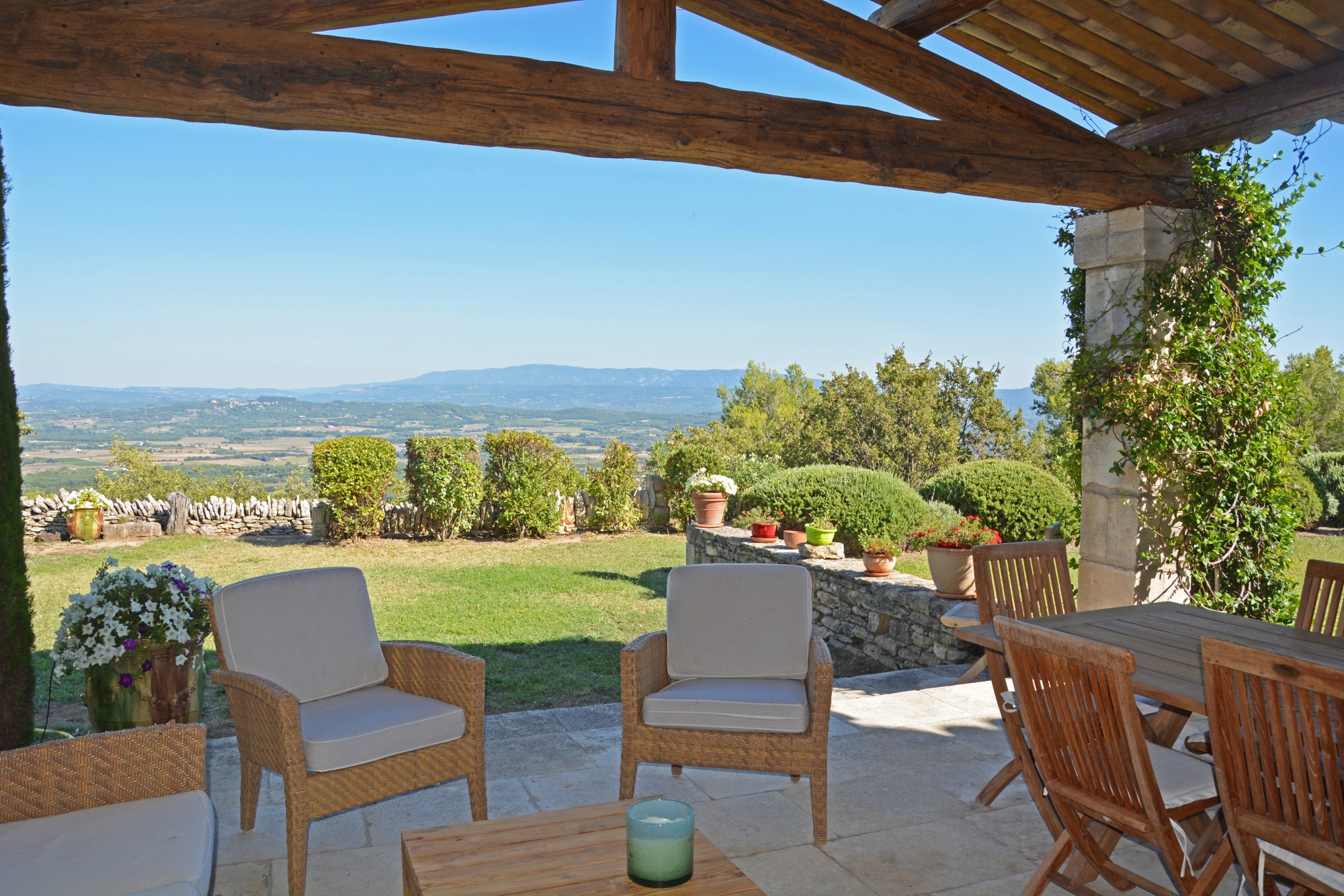 Gordes, maison de caractère en position dominante avec vue imprenable   