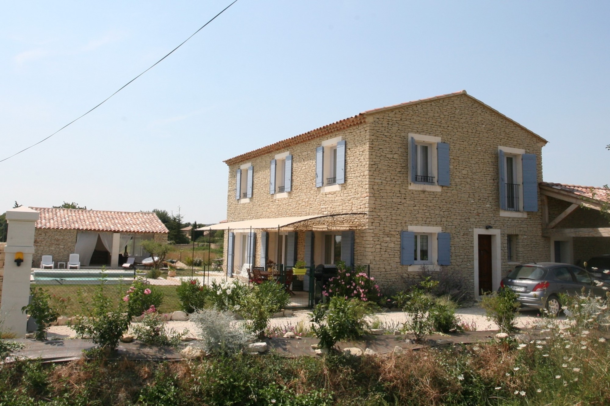 Dans un hameau prés de Gordes, maison récente avec piscine à louer.   