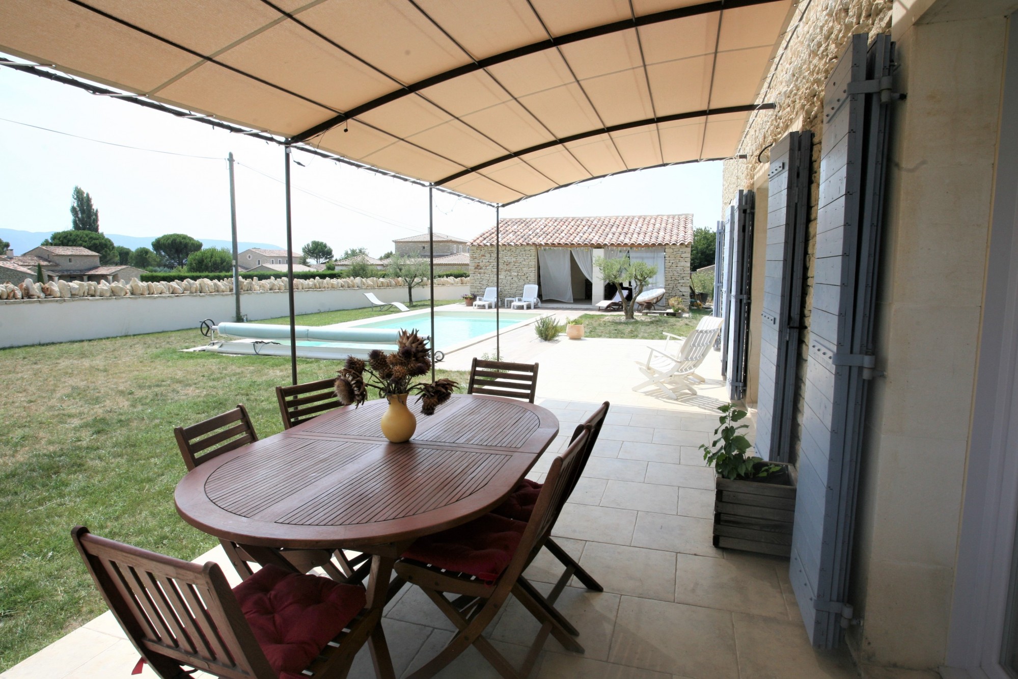 Dans un hameau prés de Gordes, maison récente avec piscine à louer.   