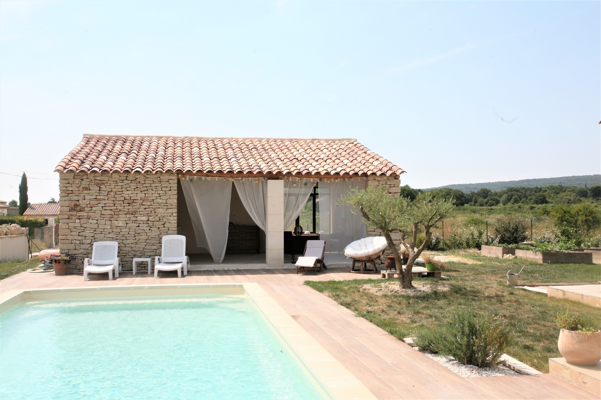 Dans un hameau prés de Gordes, maison récente avec piscine à louer.   