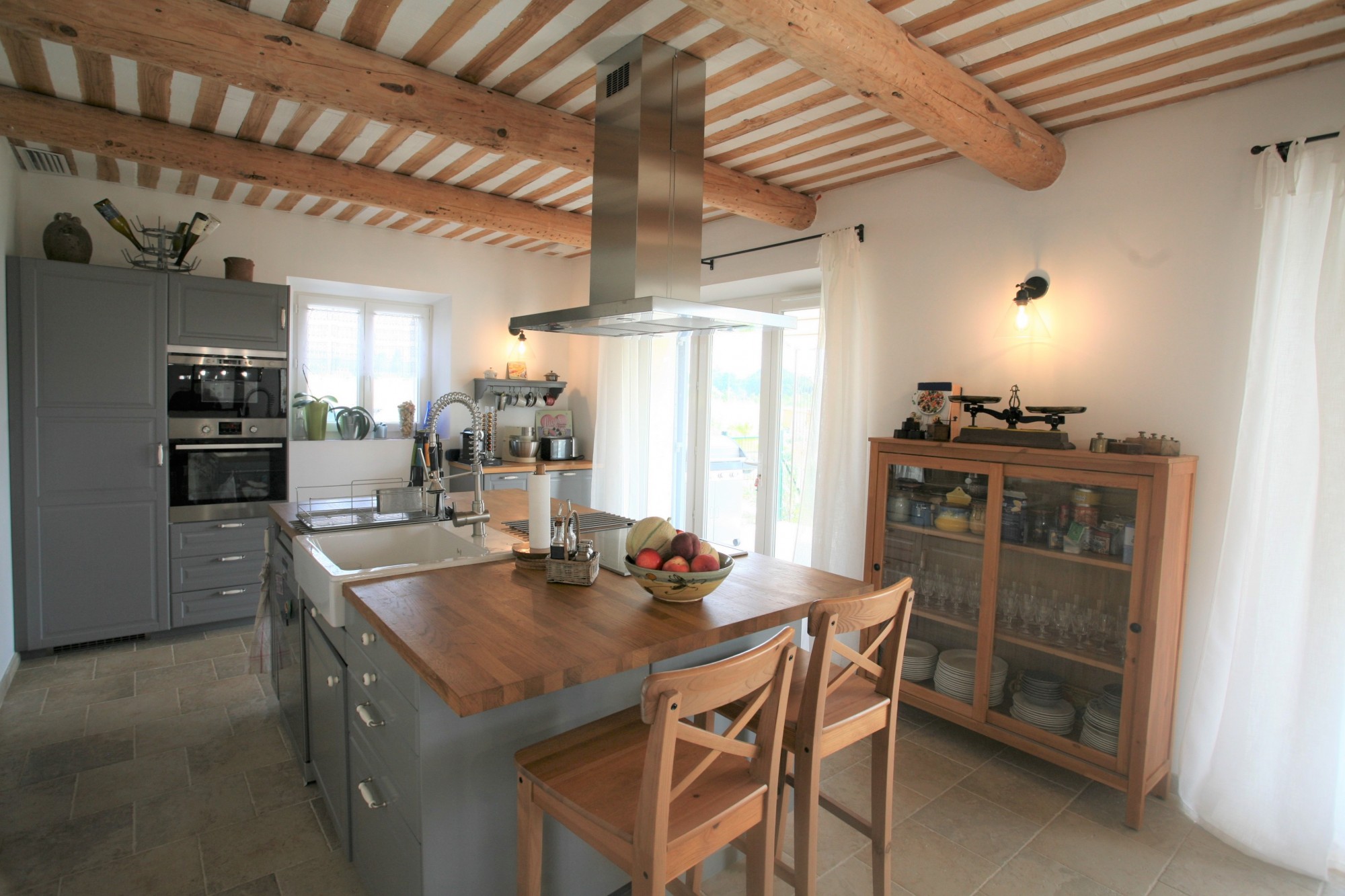 Dans un hameau prés de Gordes, maison récente avec piscine à louer.   