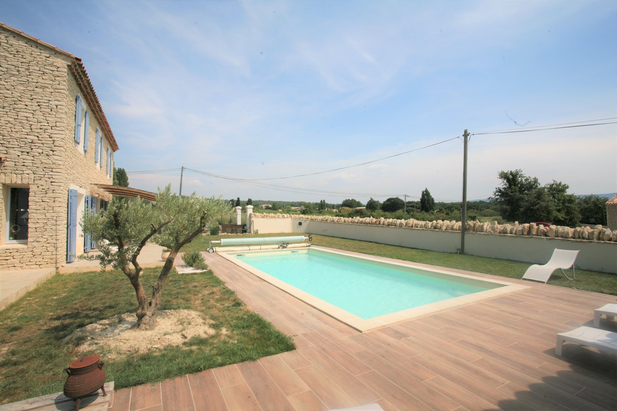 Dans un hameau prés de Gordes, maison récente avec piscine à louer.   
