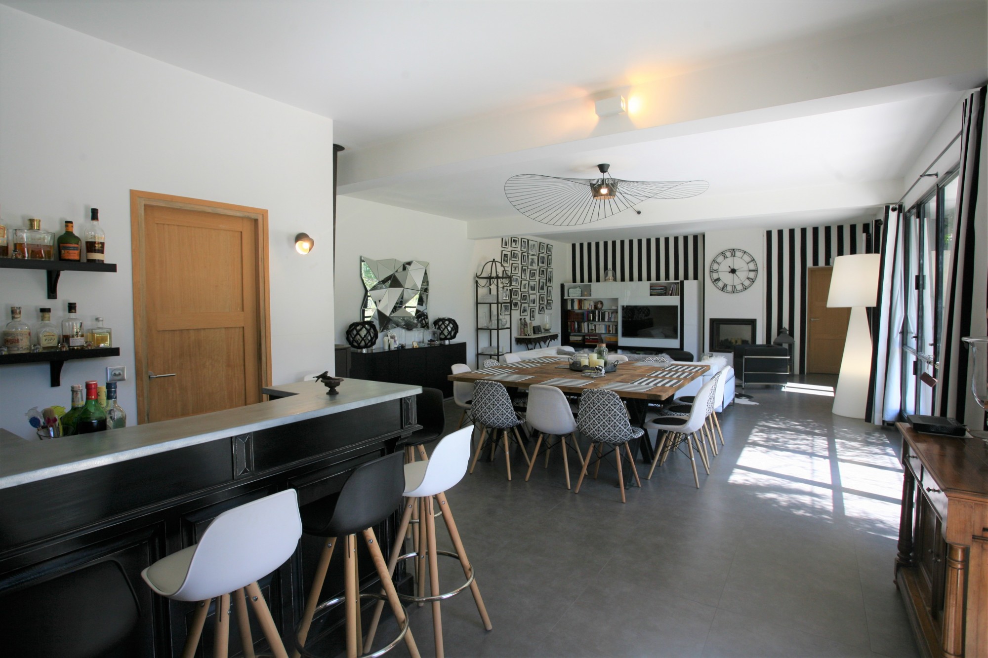 à Lacoste, maison récente avec piscine chauffée    