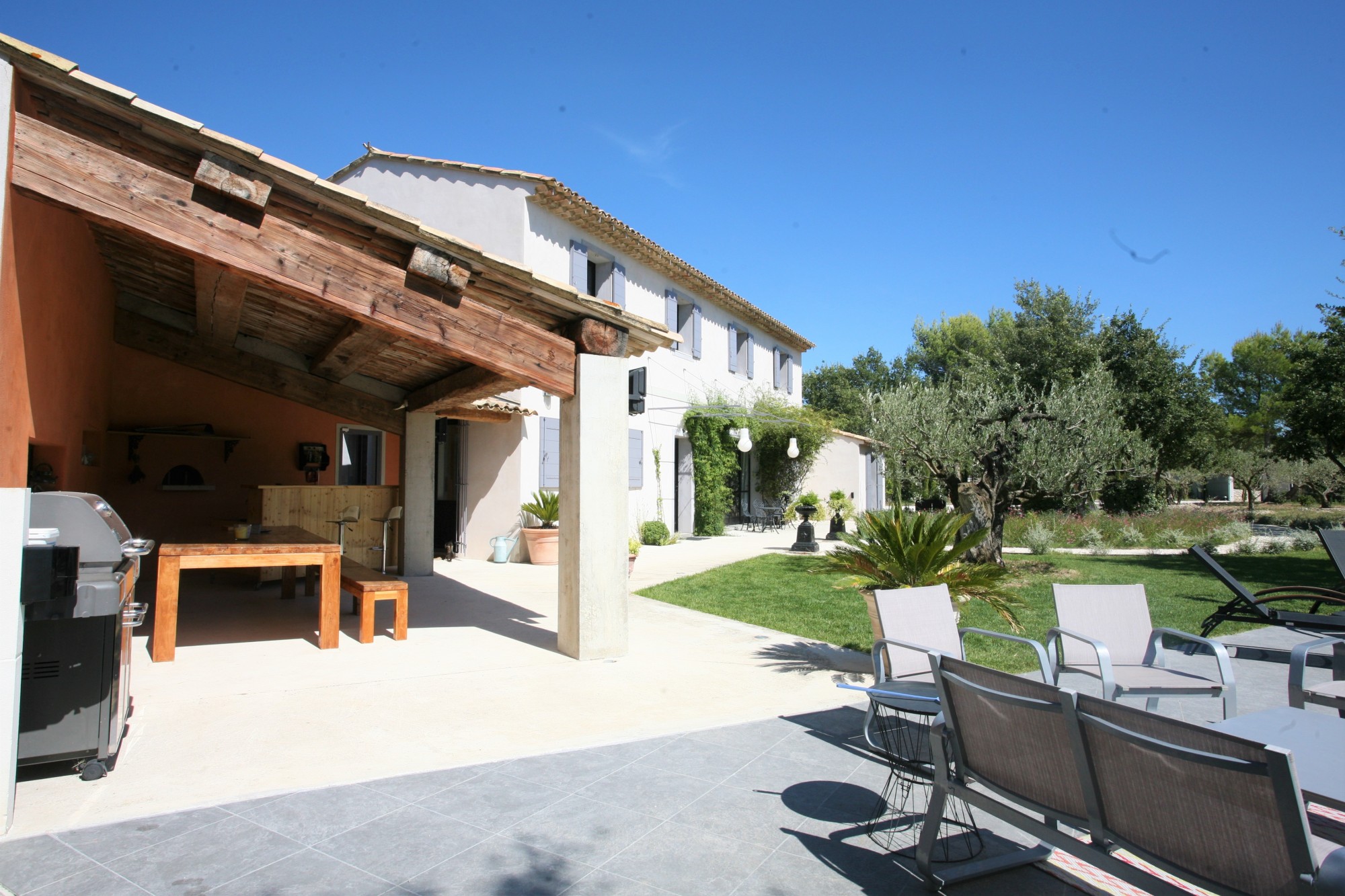 à Lacoste, maison récente avec piscine chauffée    