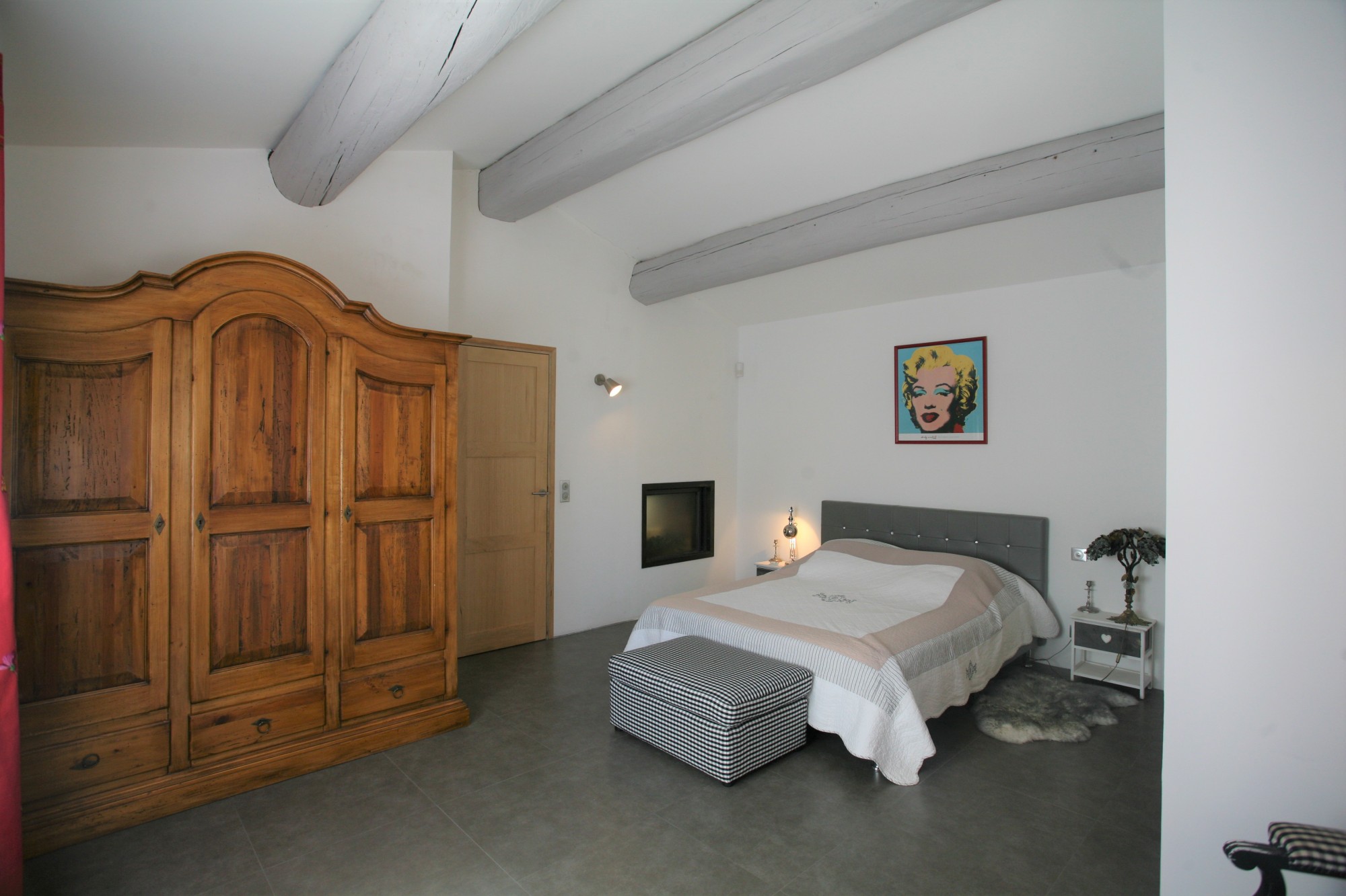 à Lacoste, maison récente avec piscine chauffée    