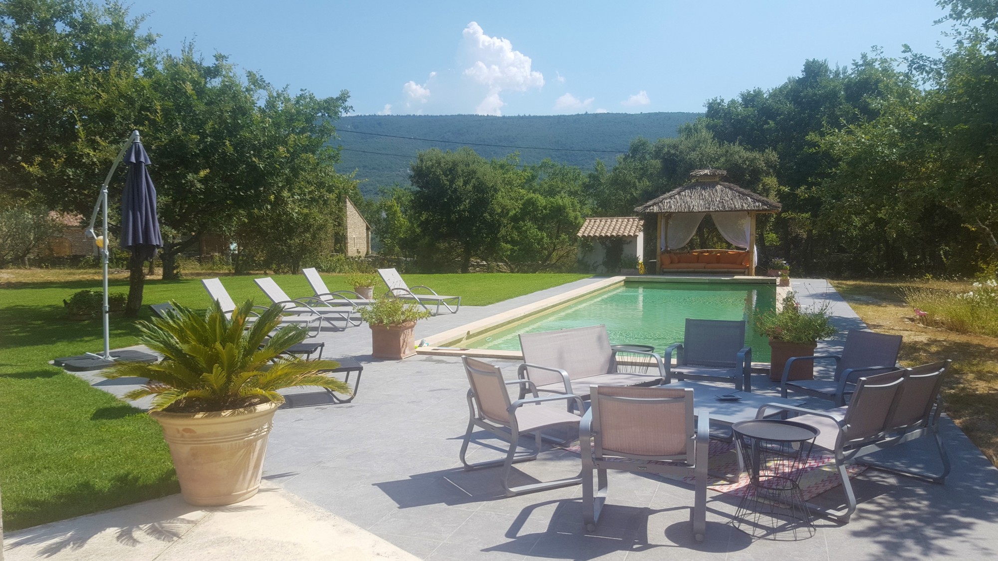 à Lacoste, maison récente avec piscine chauffée    