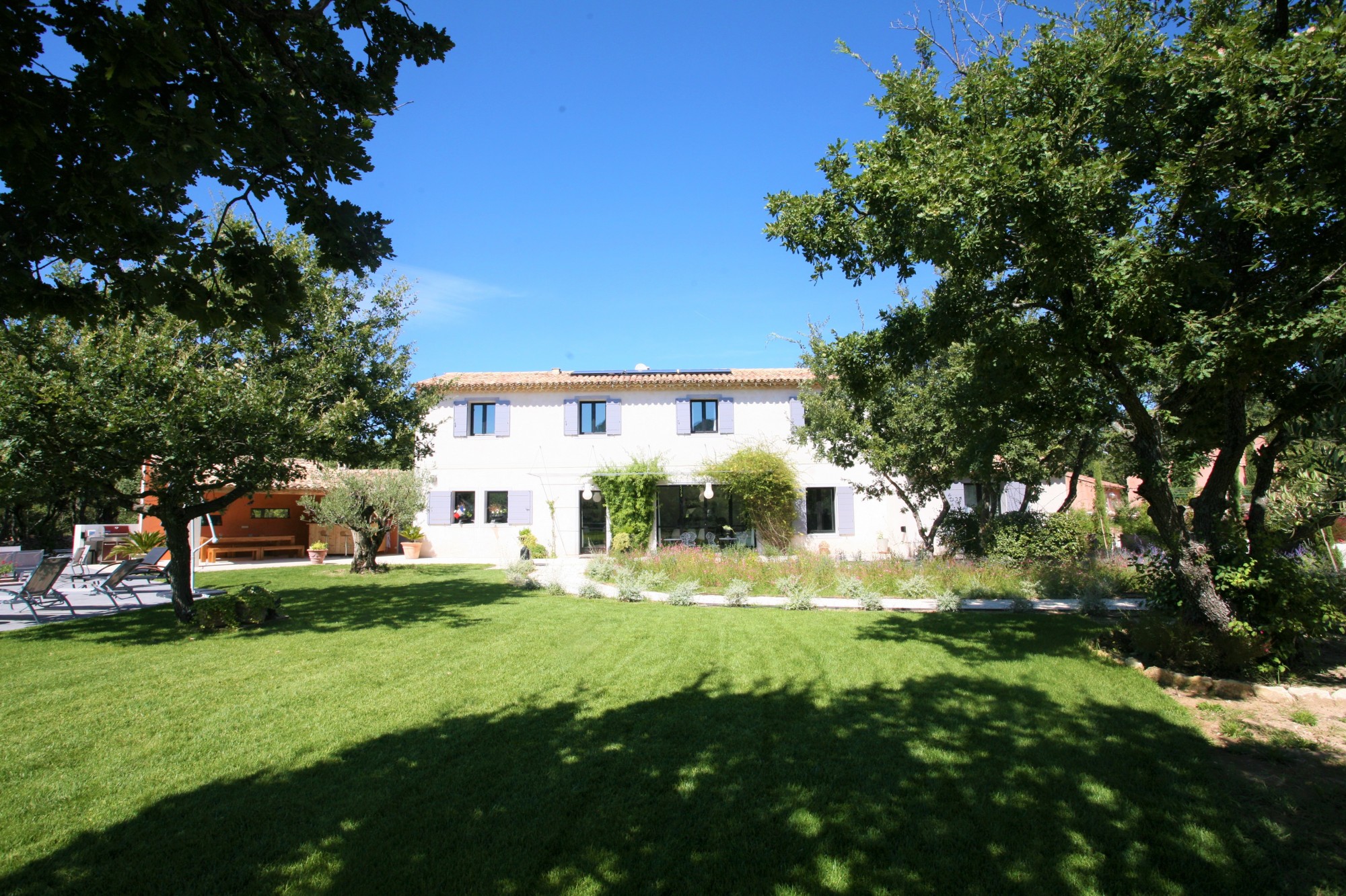 à Lacoste, maison récente avec piscine chauffée    