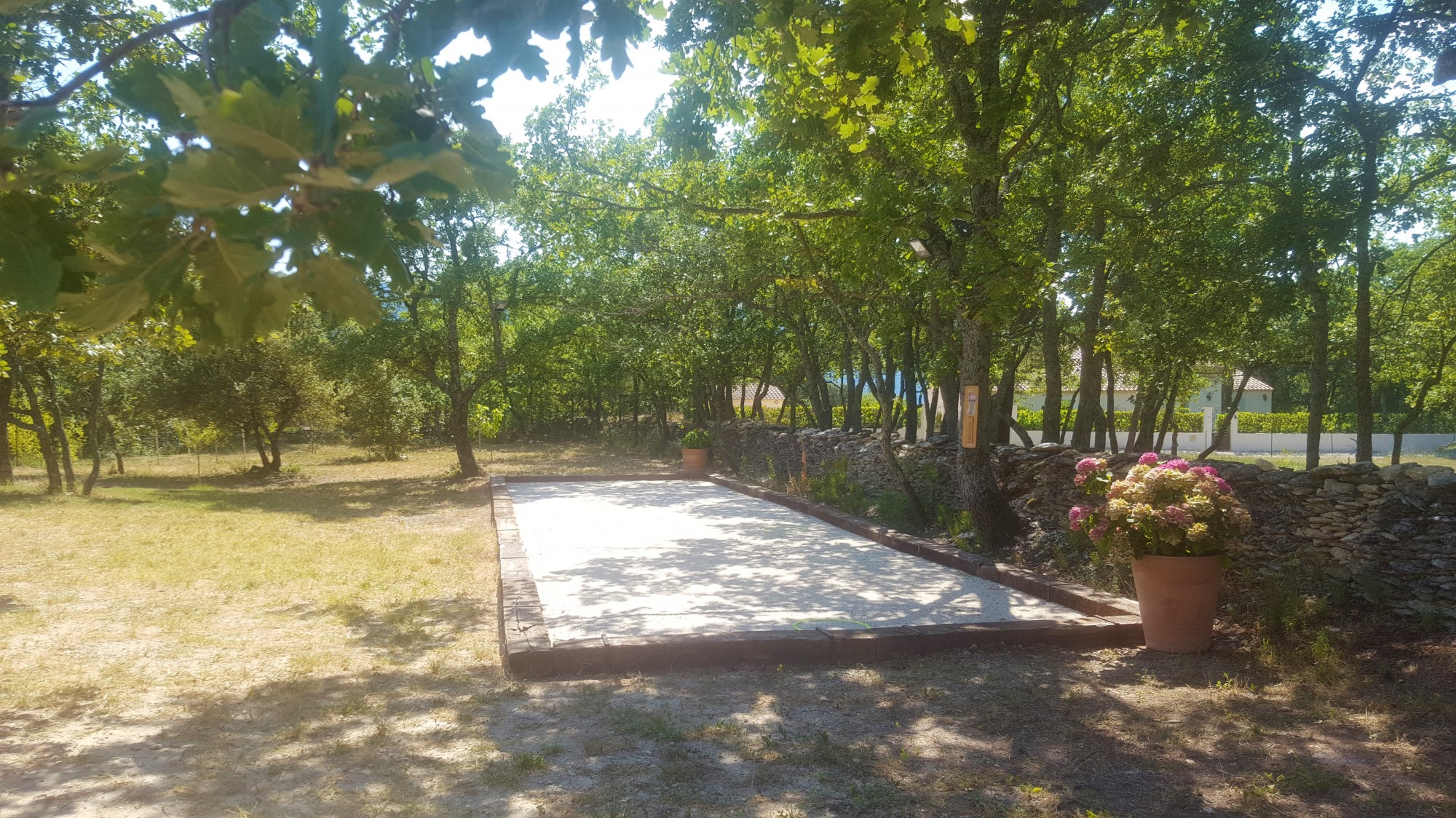 à Lacoste, maison récente avec piscine chauffée    