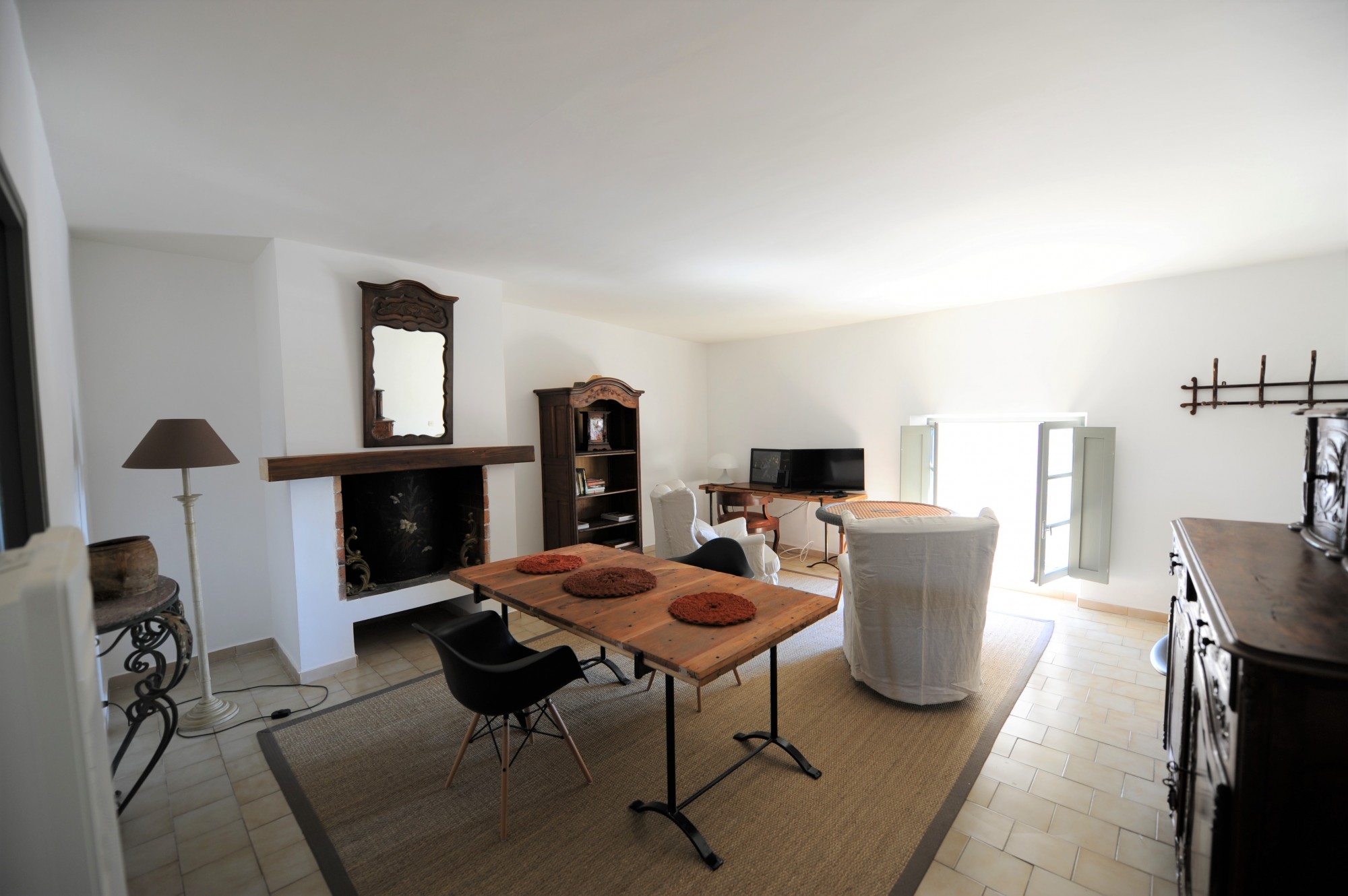 A louer à Gordes,  plein centre, face au château médiéval   