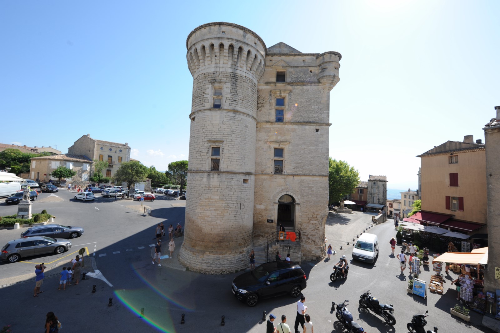 A louer à Gordes,  plein centre, face au château médiéval   